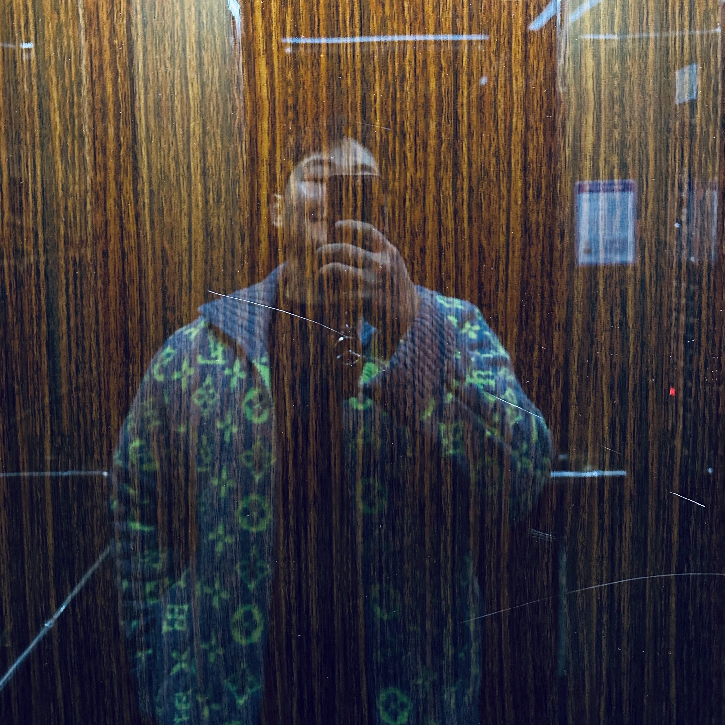 Louis Vuitton Signature Cardigan Multicolor 착용 스타일