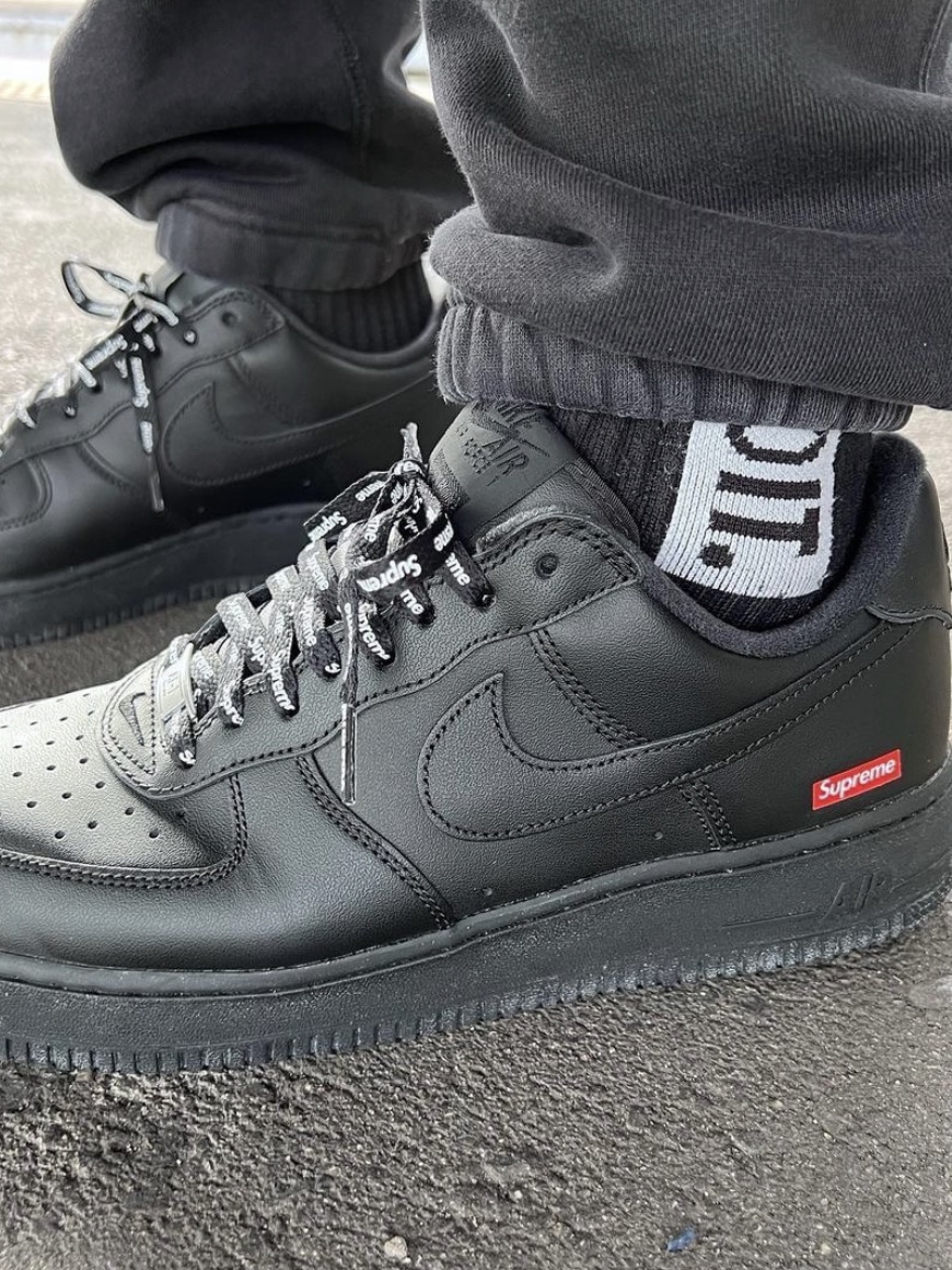 Nike x Supreme Air Force 1 Low White, Nike x Supreme Air Force 1 Low Black 착용 스타일 - 3