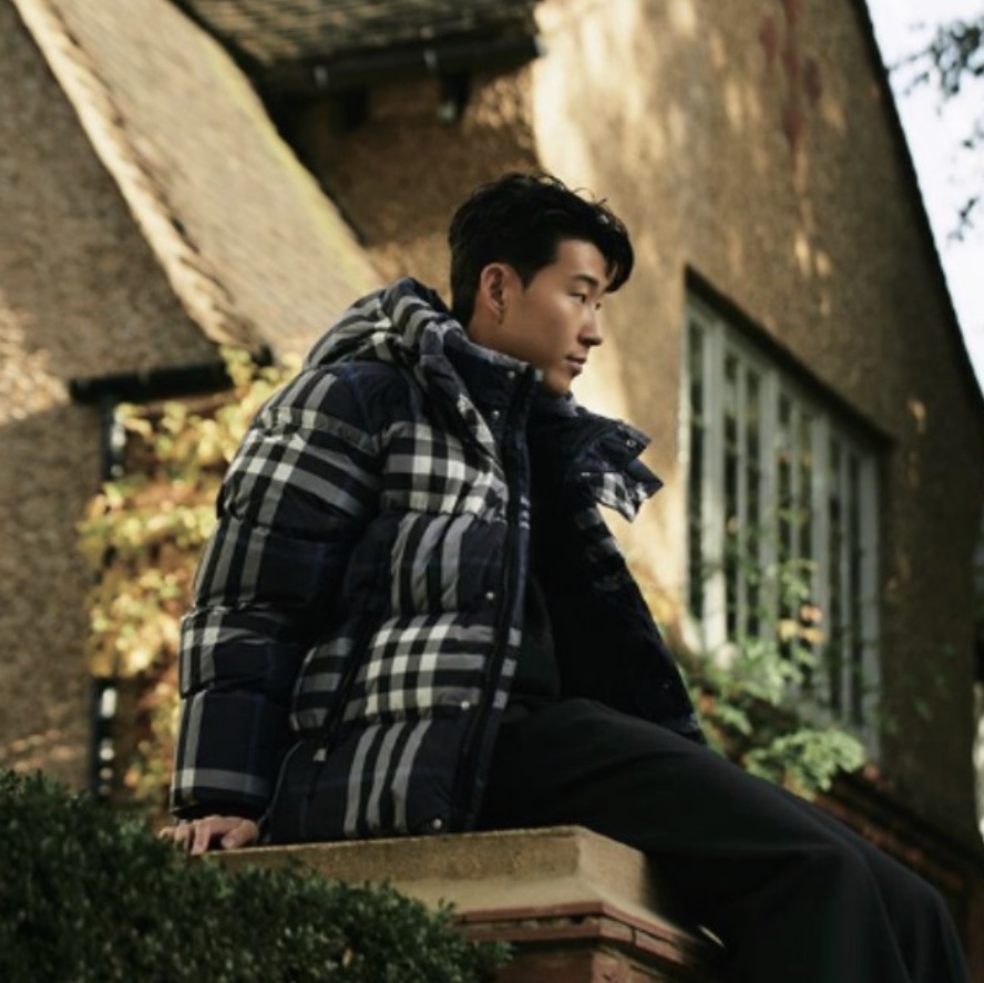 Burberry Check Hooded Puffer Jacket White Dark Charcoal Blue 착용 스타일 - 2