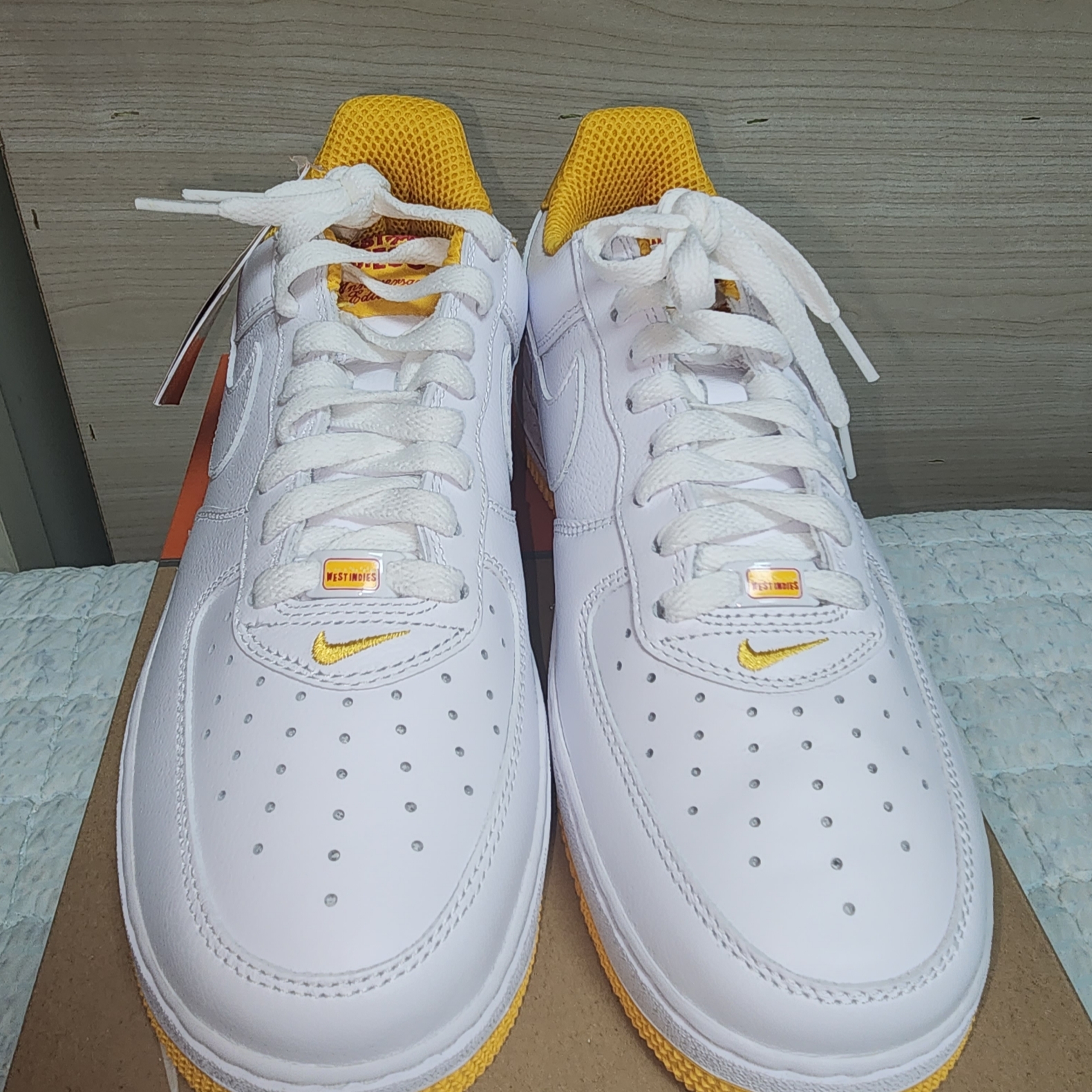 Nike Air Force 1 Low Retro QS West Indies University Gold 착용 스타일 - 1