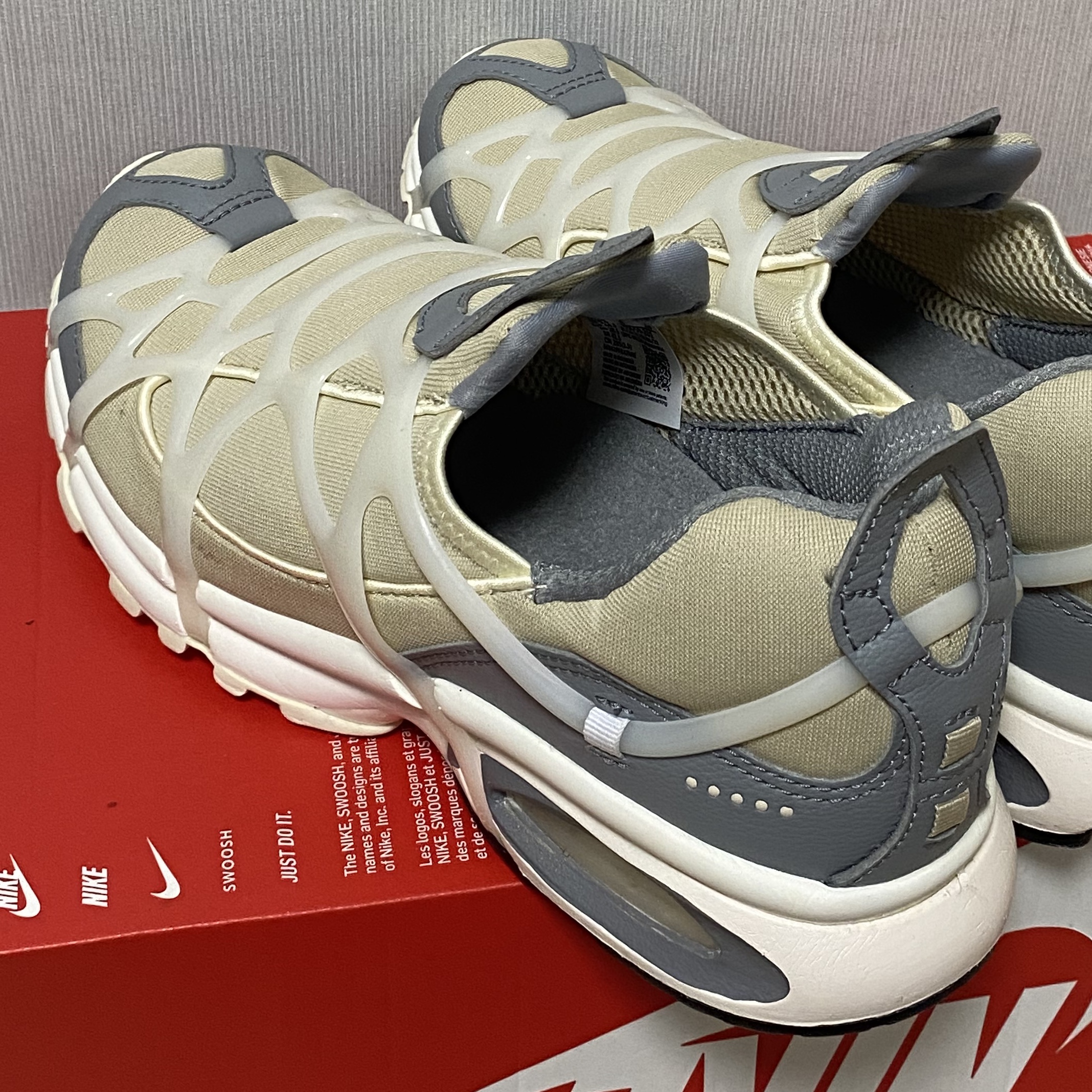 Nike Air Kukini Rattan and Particle Grey 착용 스타일 - 2