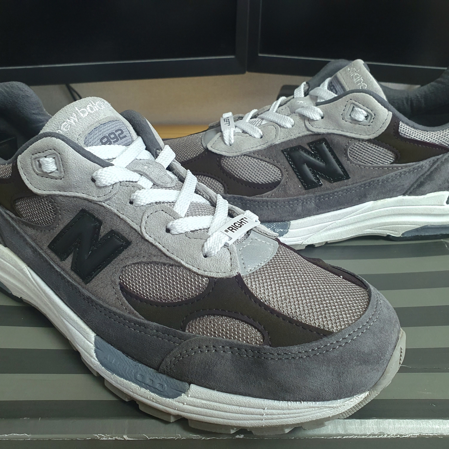 New Balance 992 Made in USA Grey Red Blue 착용 스타일 - 1