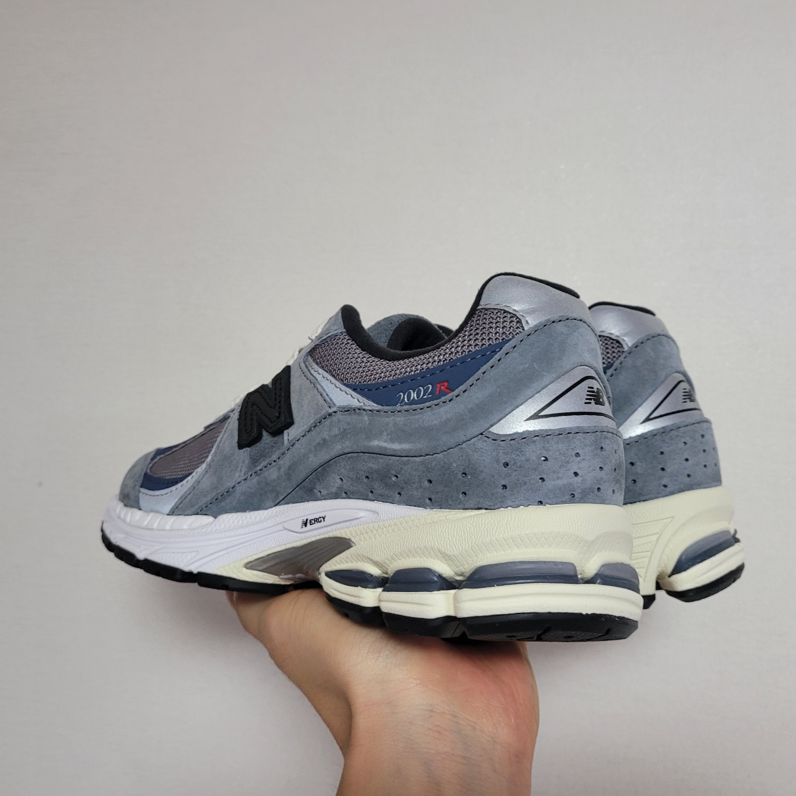 New Balance x JJJJound 2002R Storm Blue 착용 스타일 - 3
