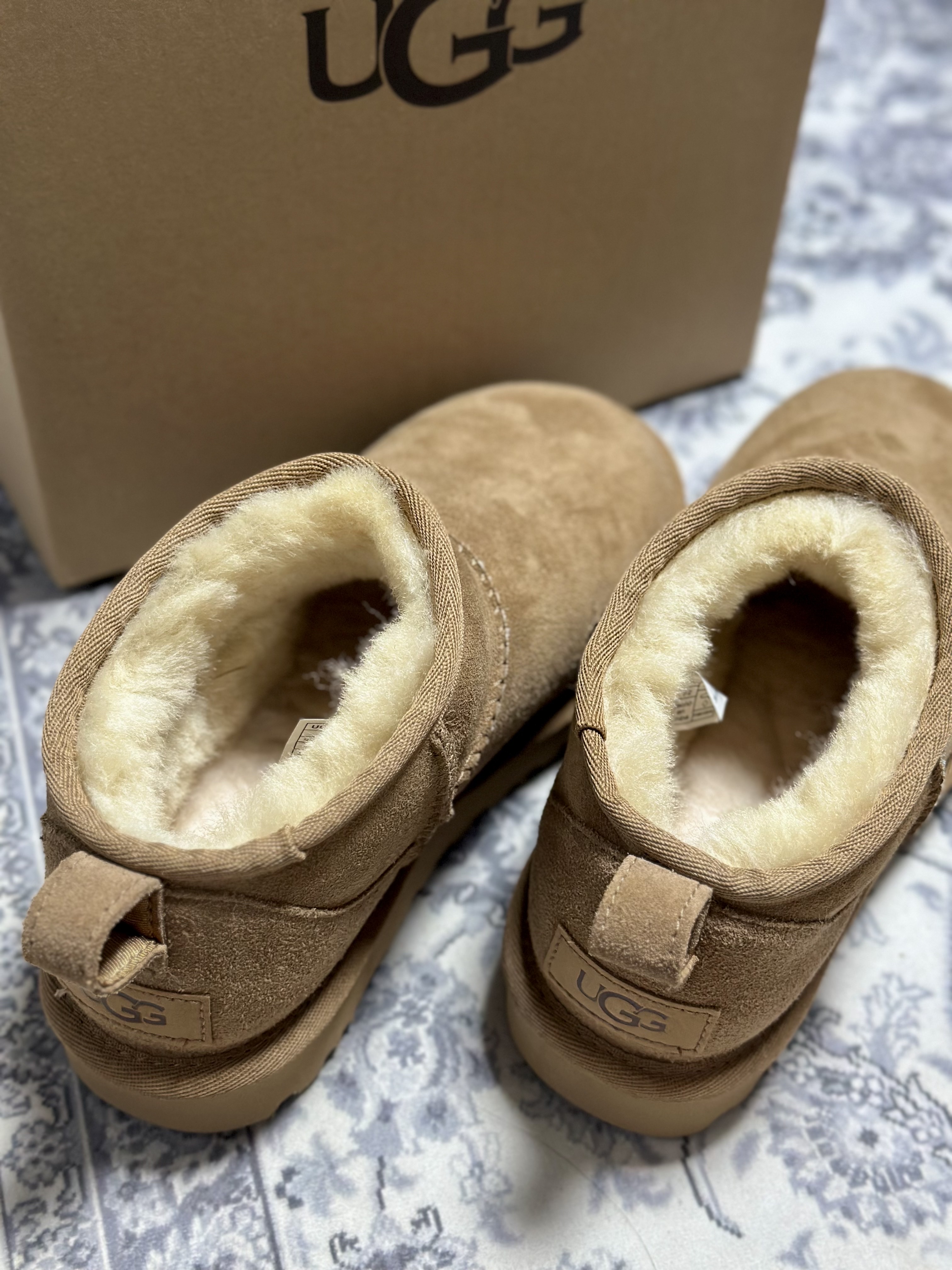 (W) UGG Classic Ultra Mini Boots Chestnut 착용 스타일 - 3