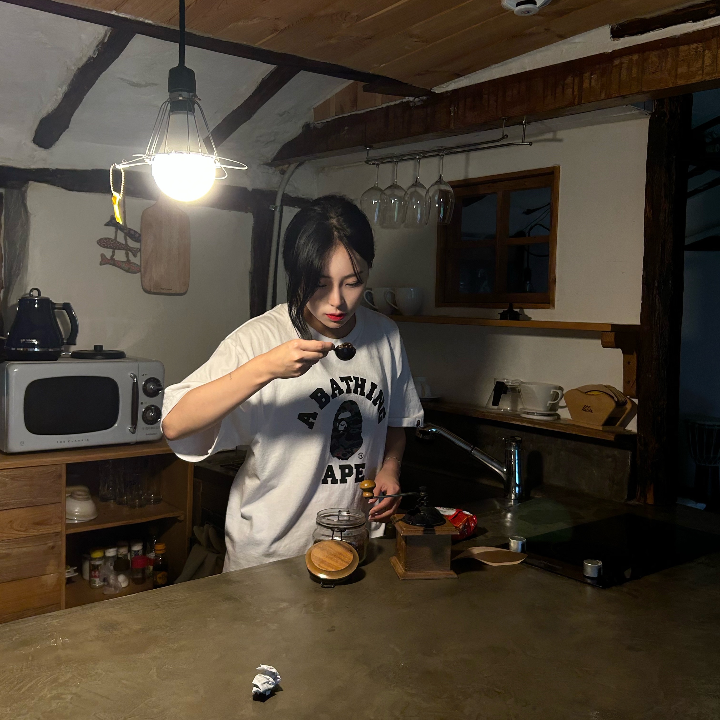 BAPE x JJJJound College T-Shirt White 착용 스타일 - 1
