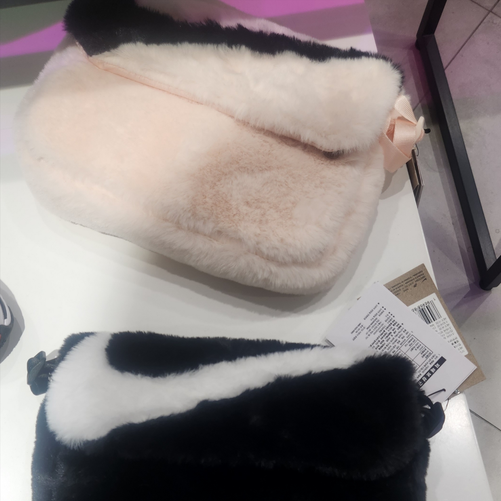 Nike NSW Futura 365 Faux Fur Crossbody Bag 1L White 착용 스타일 - 1