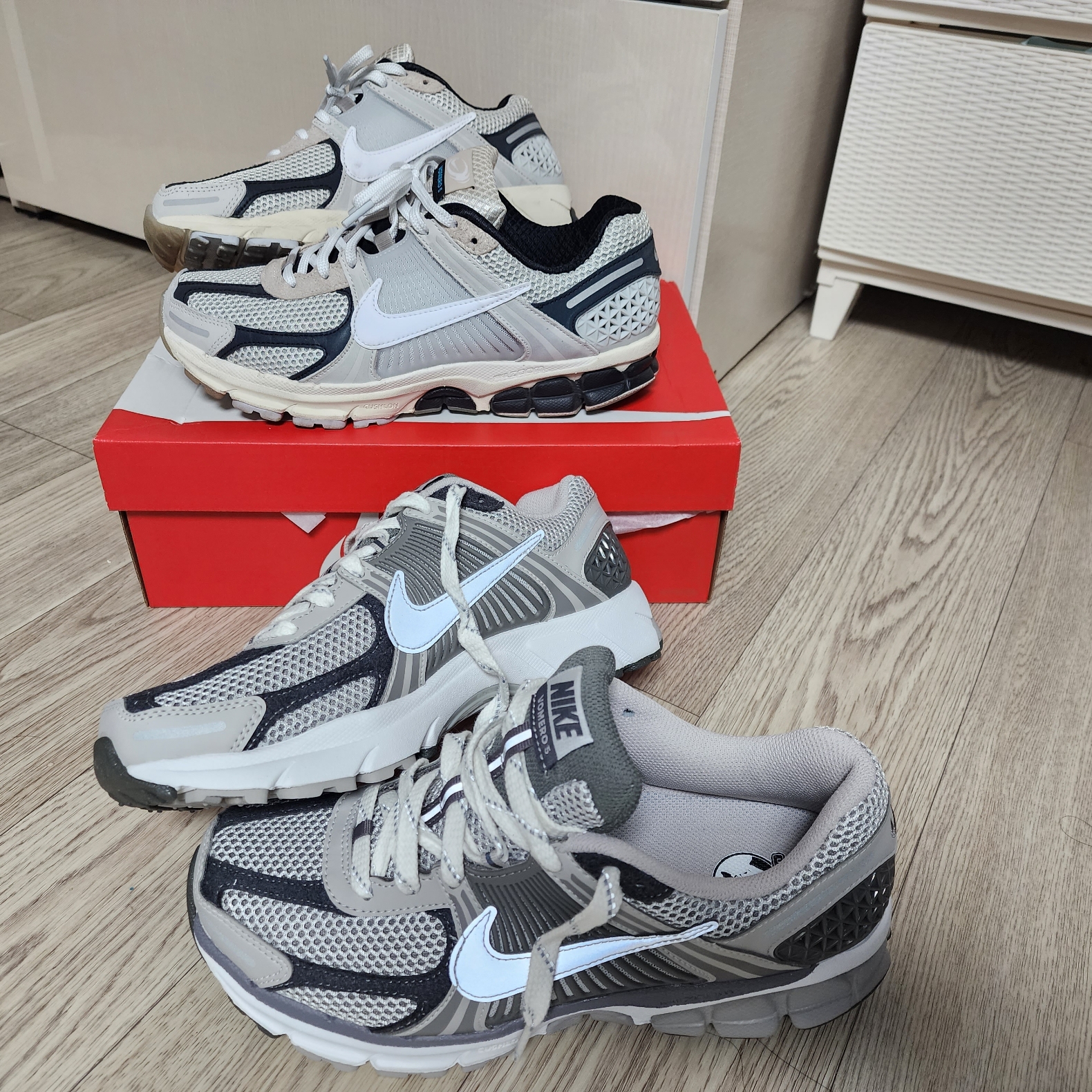 Nike Zoom Vomero 5 PRM Light Iron Ore and Flat Fewter 착용 스타일