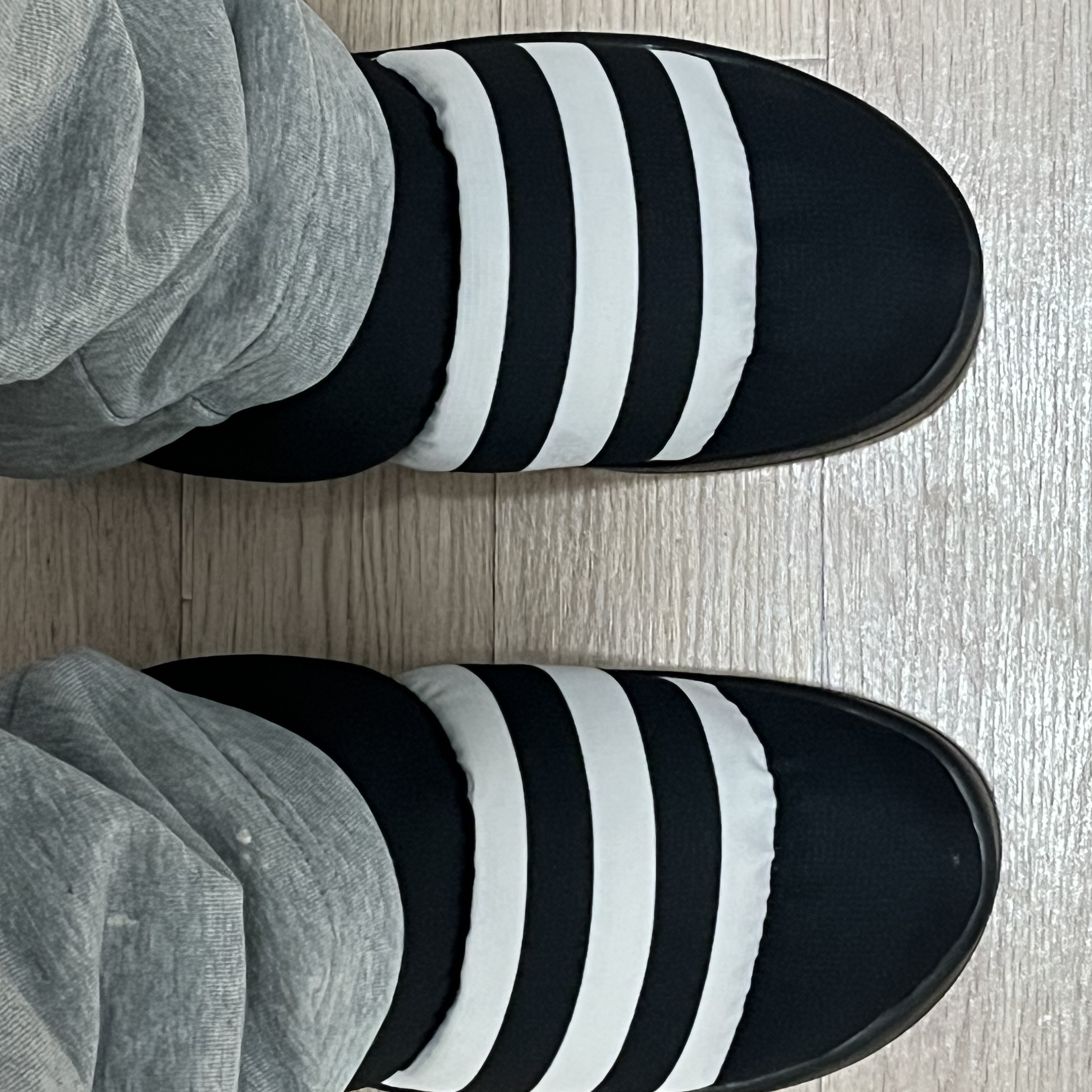 Adidas Puffylette Core Black 착용 스타일