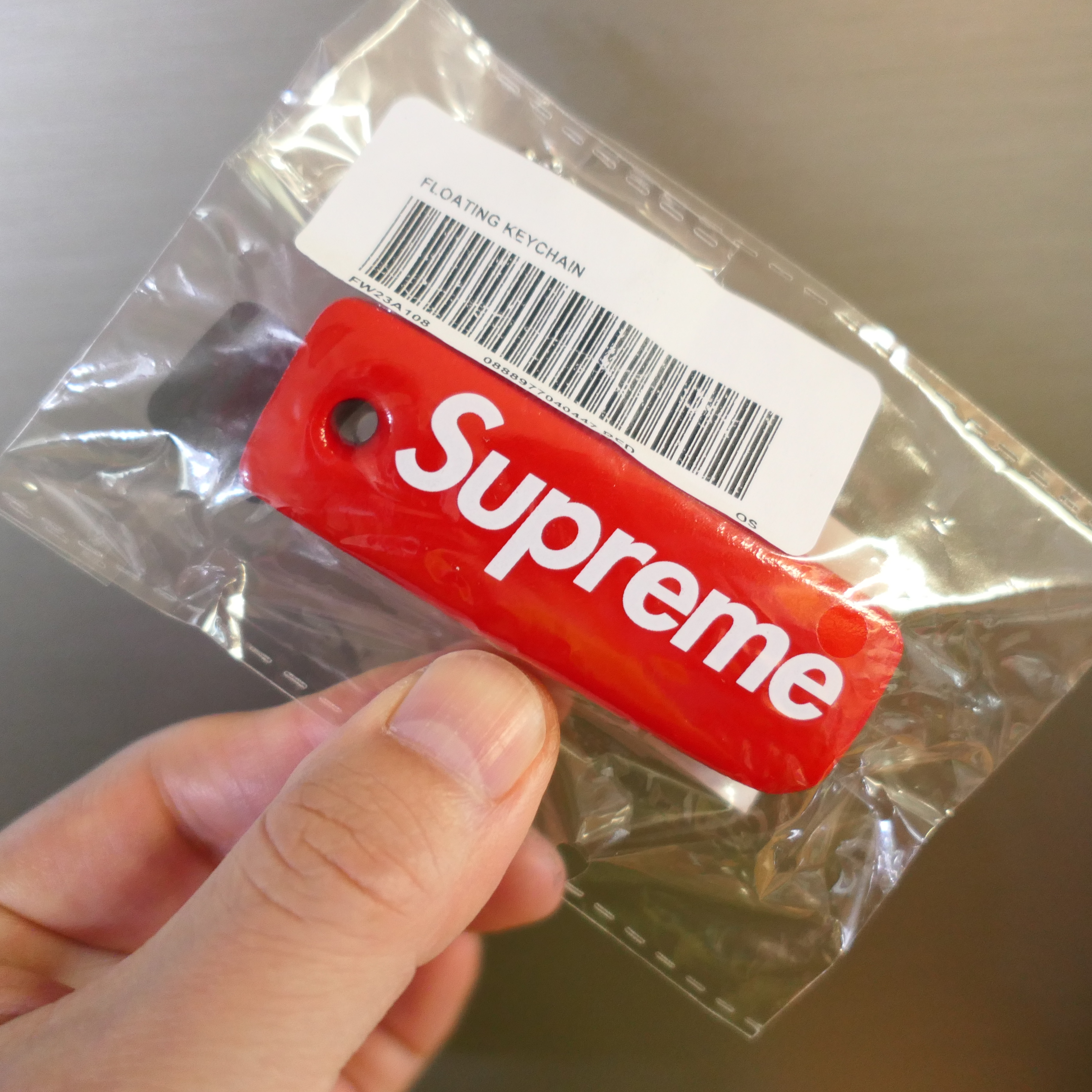 Supreme Floating Keychain Red - 23FW 착용 스타일 - 1