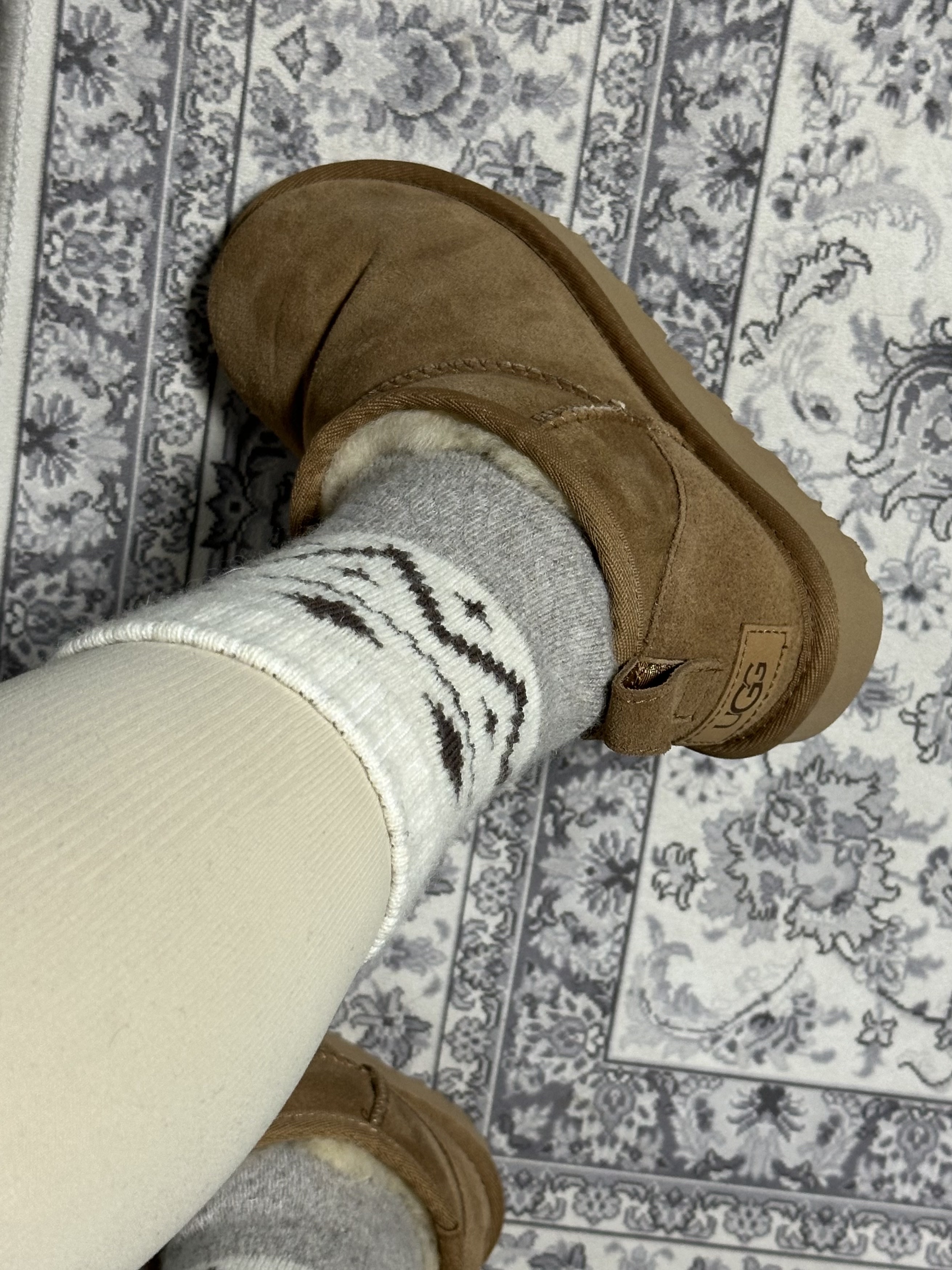(W) UGG Classic Ultra Mini Boots Chestnut 착용 스타일 - 2
