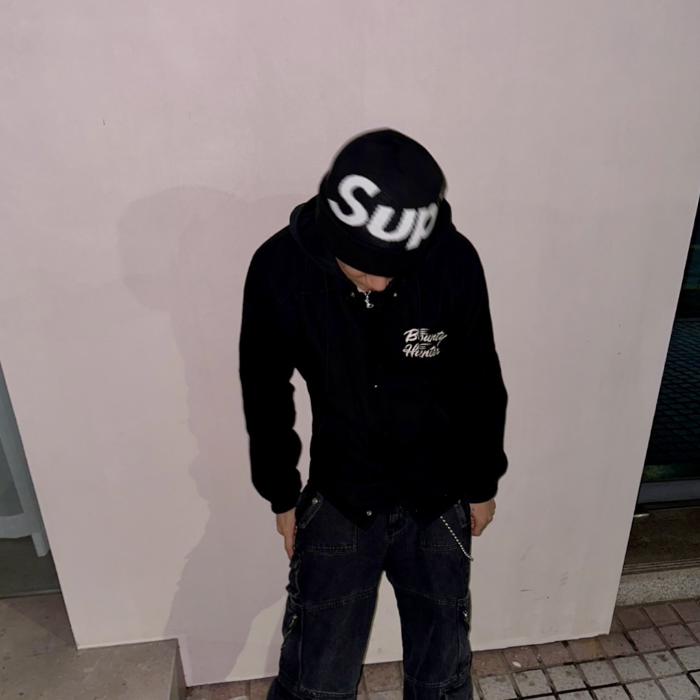 Supreme Big Logo Beanie Black 착용 스타일 - 5