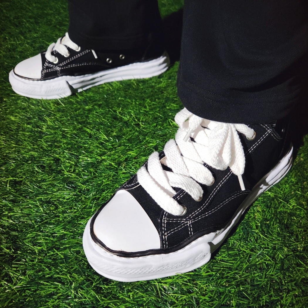 Maison Mihara Yasuhiro Peterson OG Sole Canvas Low Sneakers Black 착용 스타일 - 5