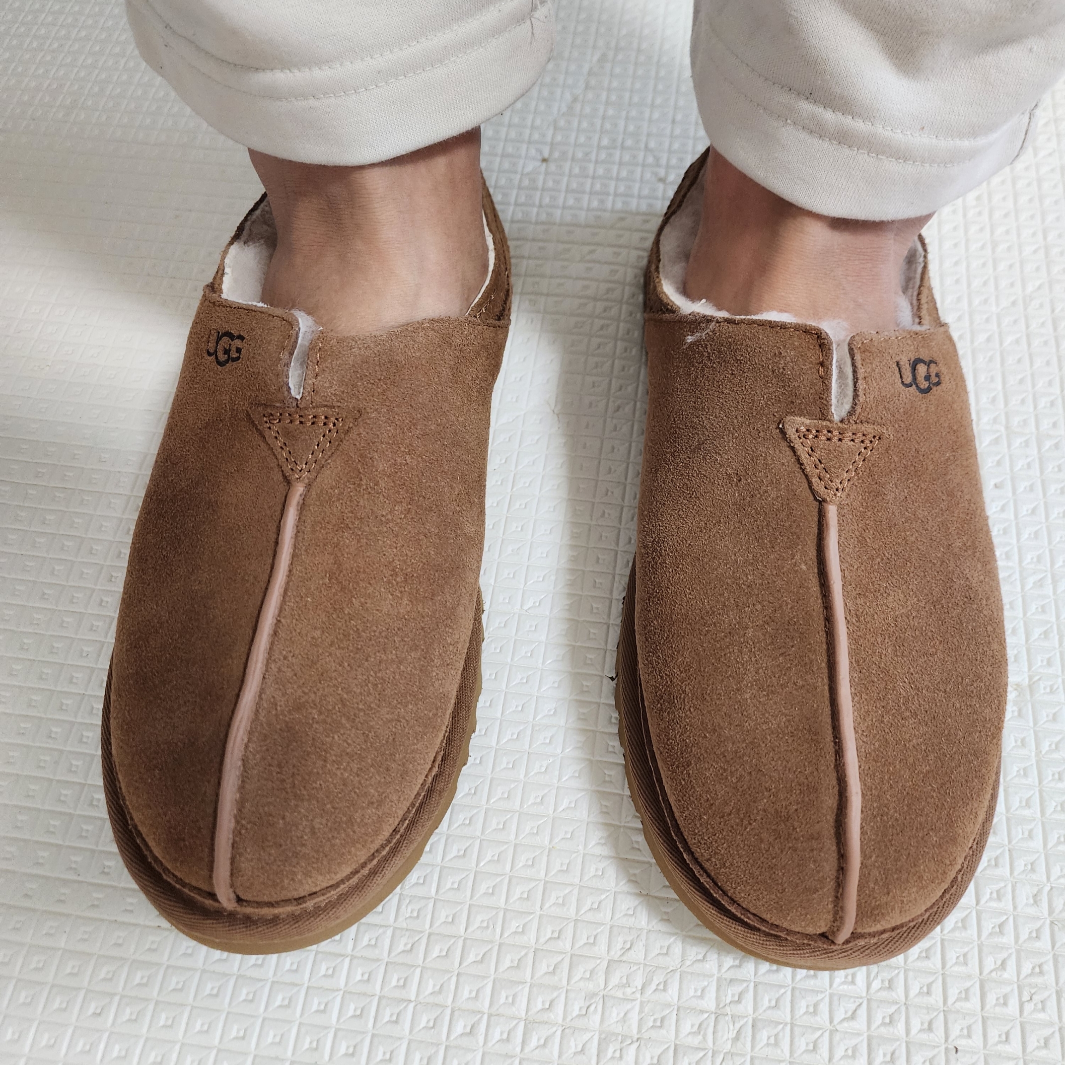 UGG Neuman Chestnut 착용 스타일
