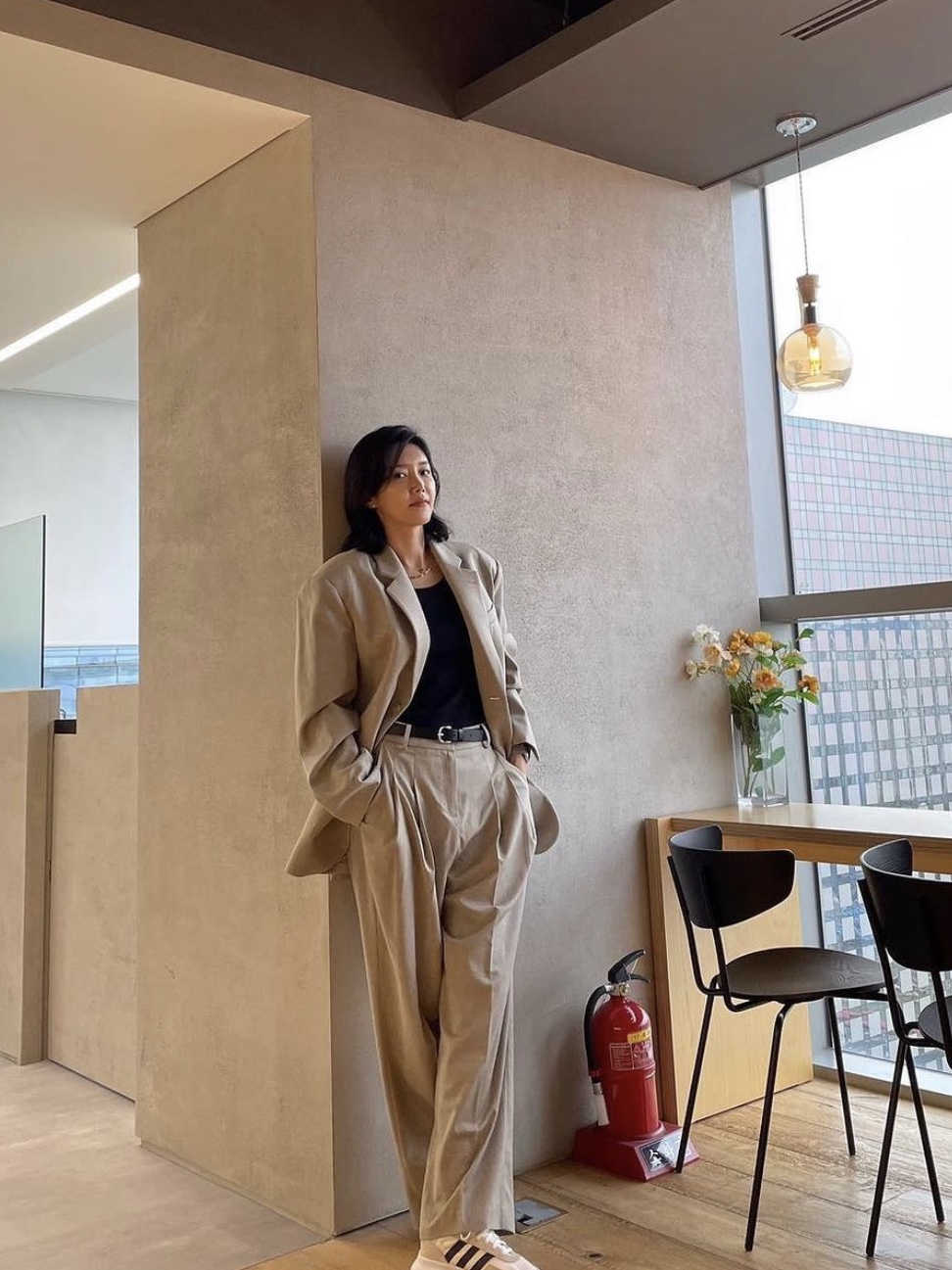 Zara Straight Fit Trousers Beige 착용 스타일 - 5
