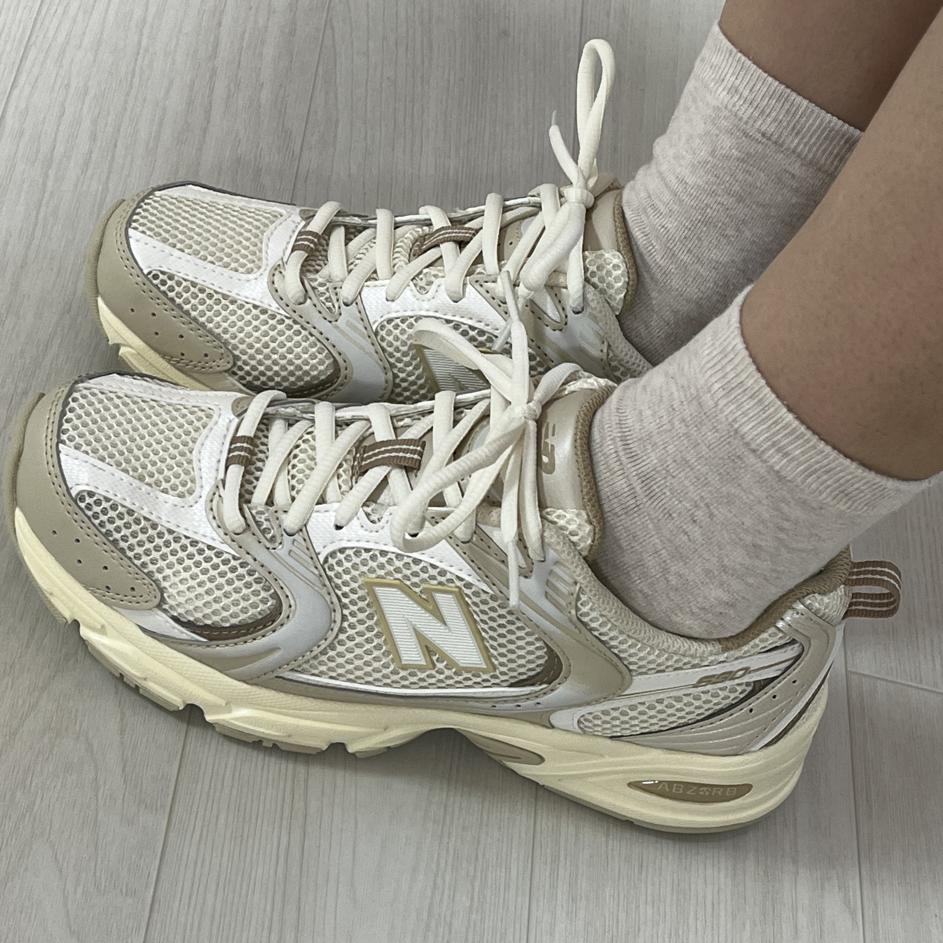 New Balance 530 Beige Angora 착용 스타일 - 3