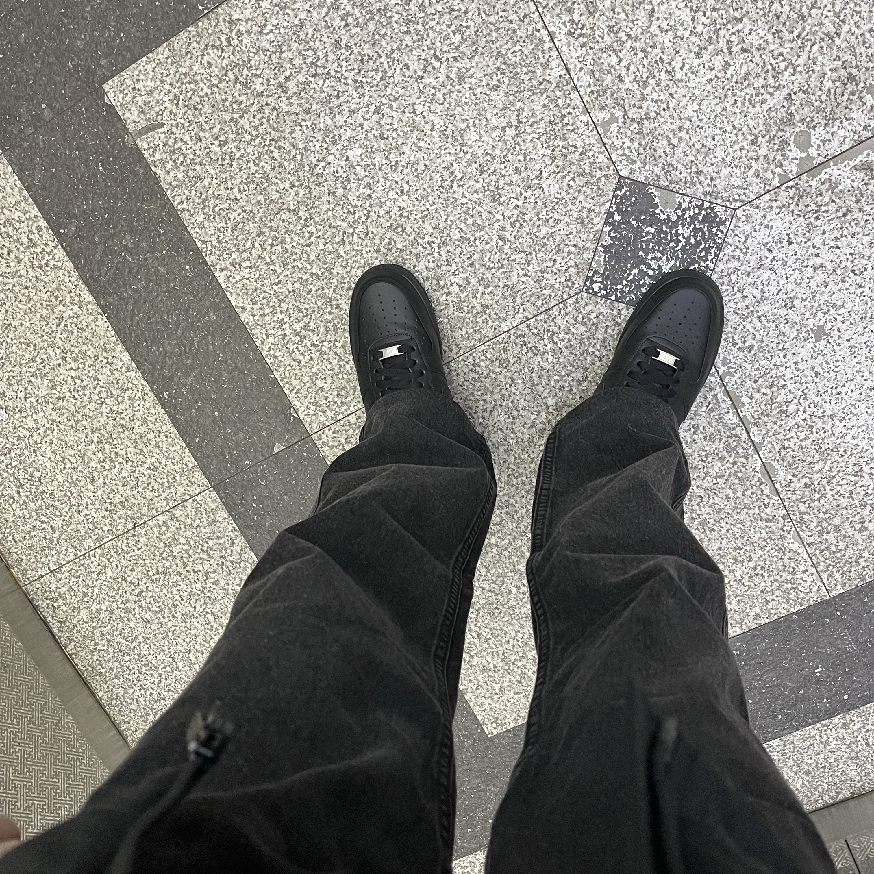 Nike Air Force 1 '07 Low Triple Black 착용 스타일