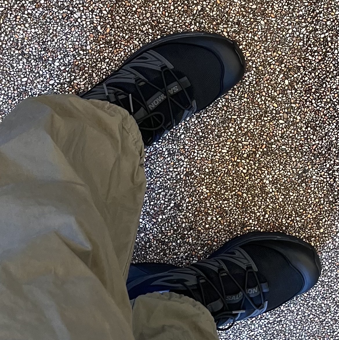 Salomon XT-6 Expanse Black Ebony 착용 스타일 - 2
