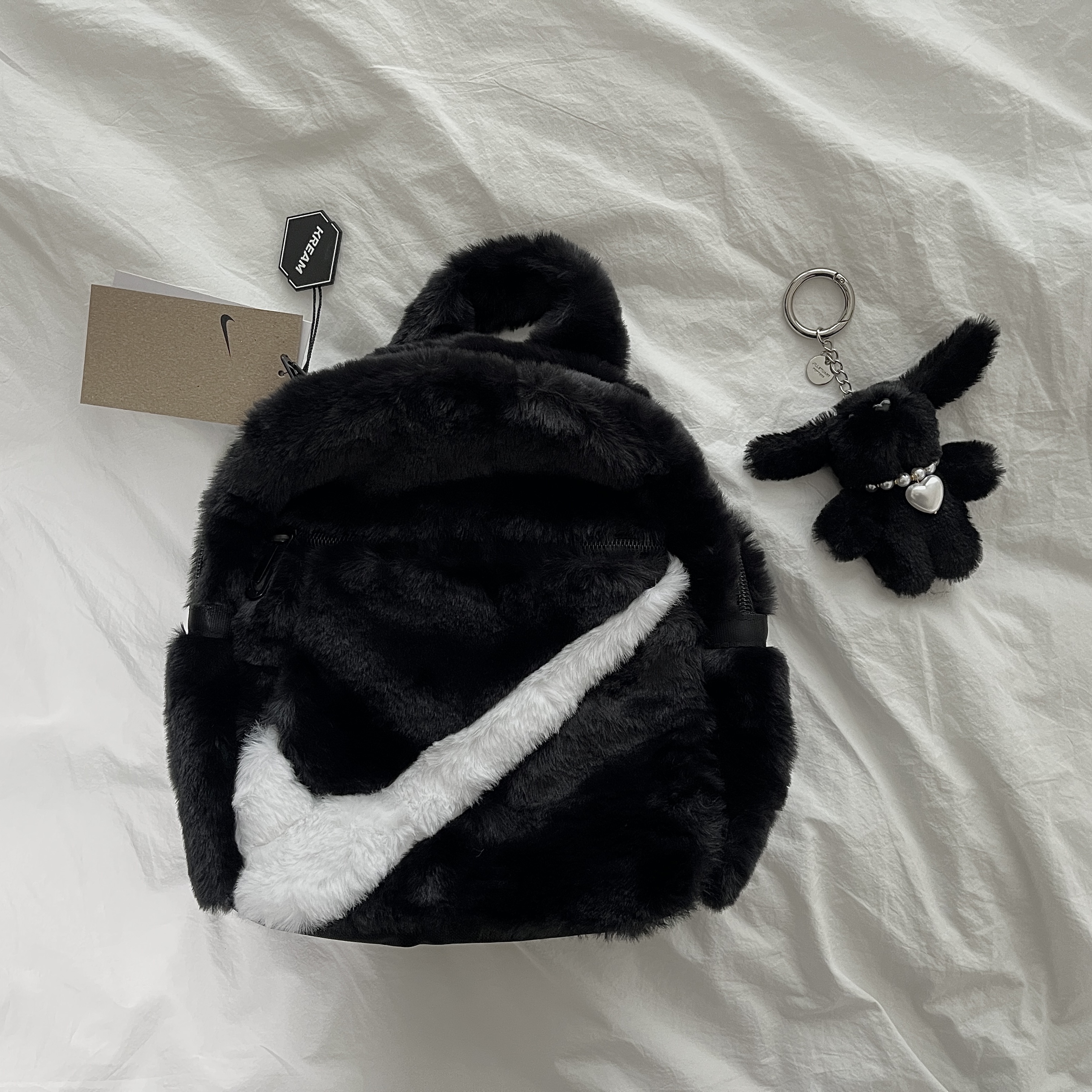 Nike NSW Futura 365 Faux Fur Mini Backpack Black White 착용 스타일 - 1