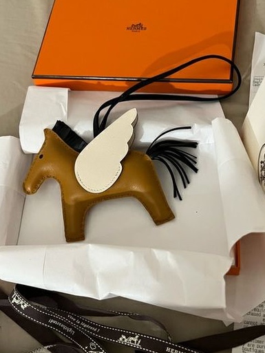 Hermes Rodeo Pegase PM Charm Milo Swift & Sesame Noir Nata, Hermes Rodeo PM Charm Milo & Noir 착용 스타일 - 2