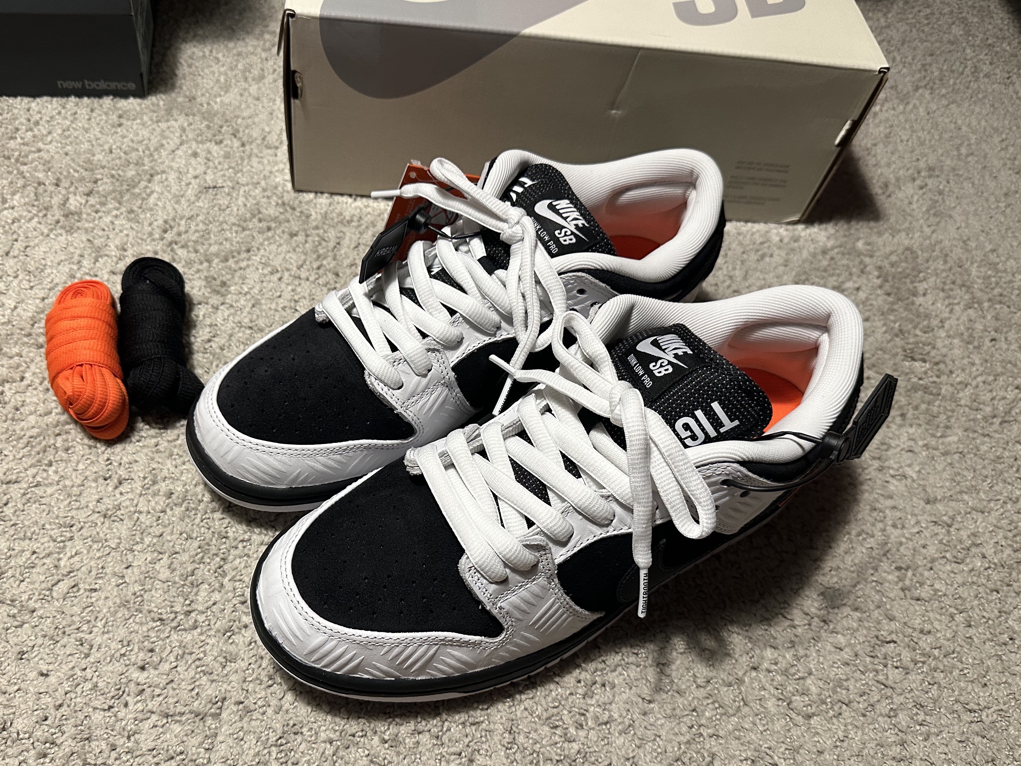Nike x Tightbooth SB Dunk Low Pro Black and White 착용 스타일 - 1