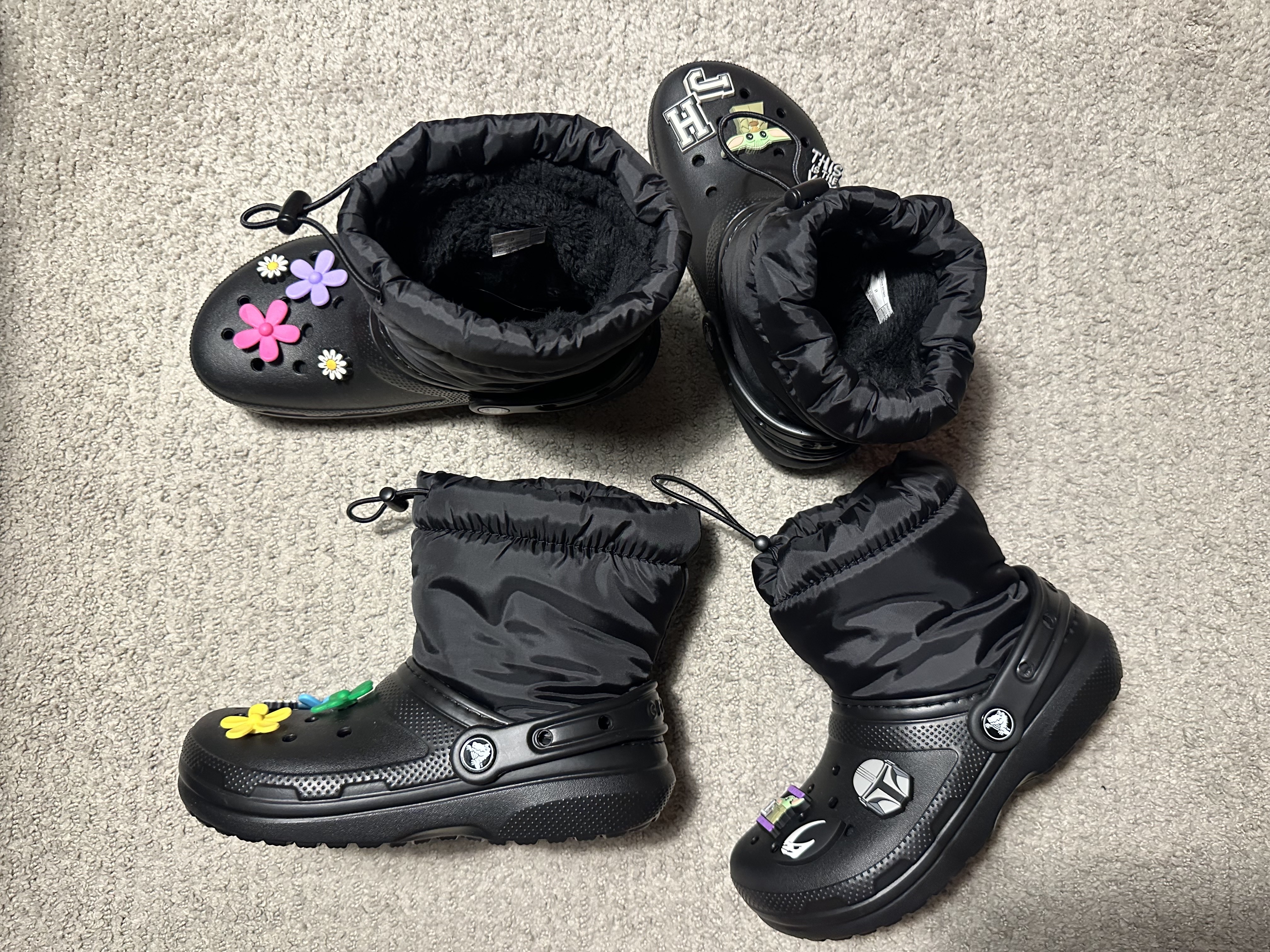 (Kids) Crocs Classic Lined Neo Puff Boot Black 착용 스타일 - 2