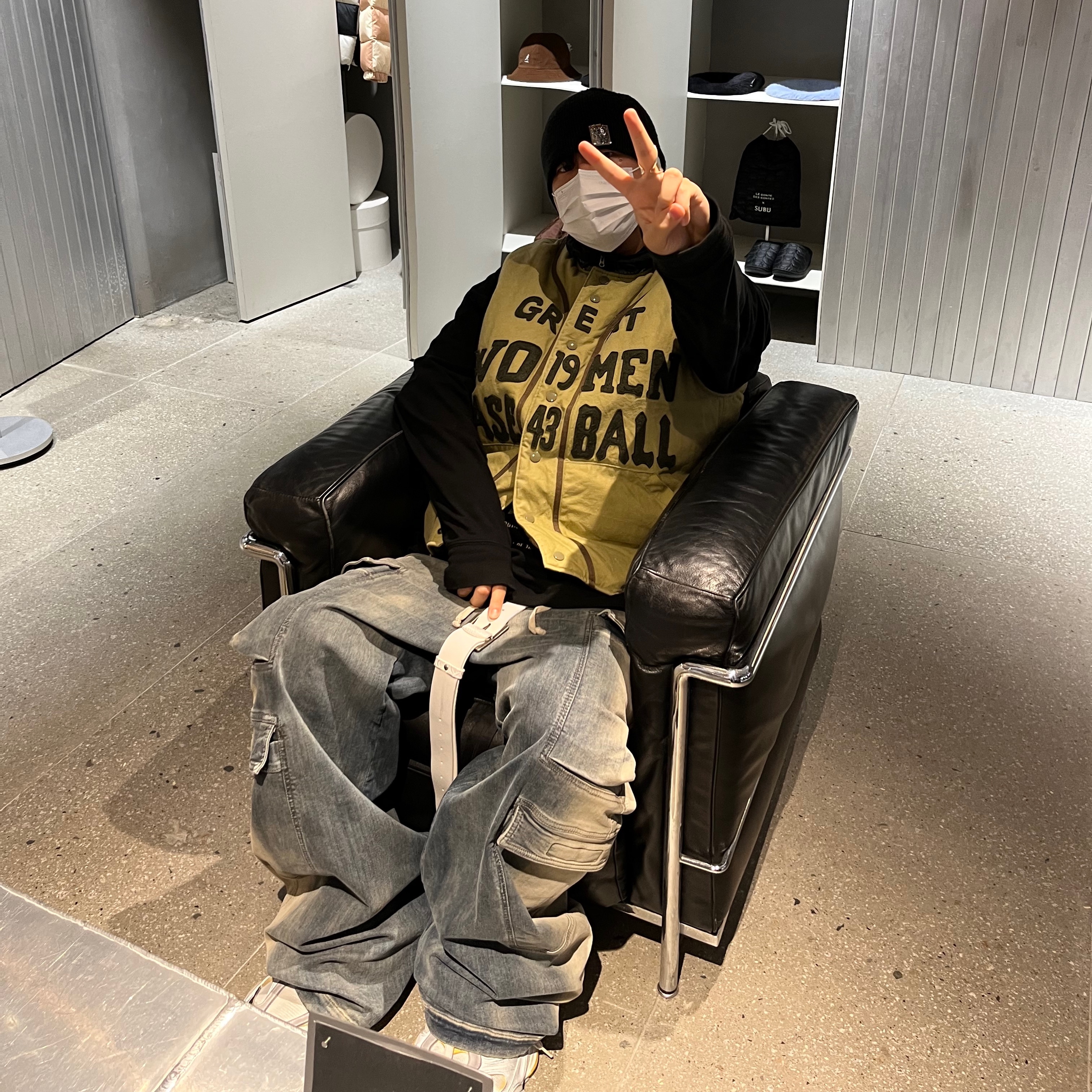 Balenciaga Cargo Sneakers Grey Black Yellow 착용 스타일 - 2