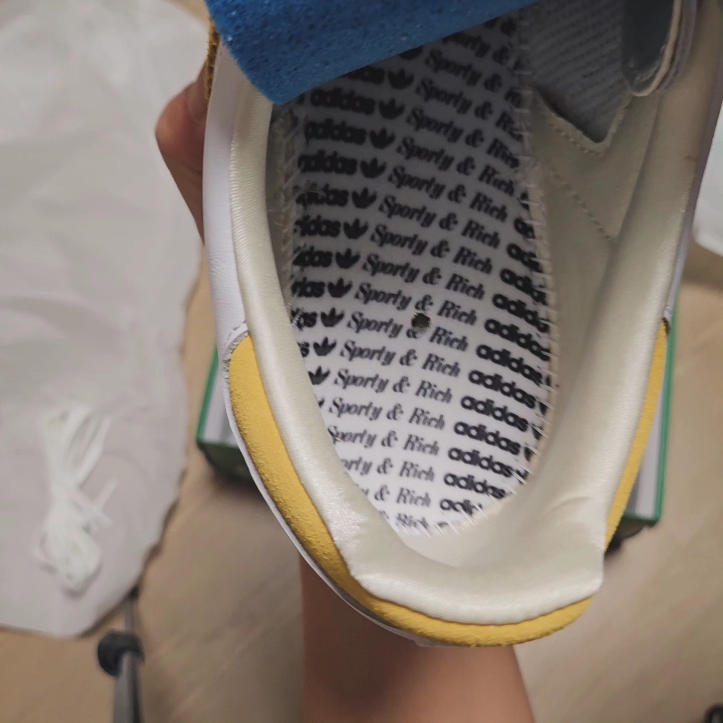 Adidas x Sporty & Rich Samba OG Cloud White Bold Gold 착용 스타일 - 4