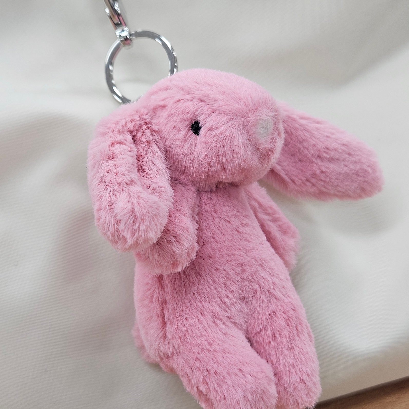 Jellycat Bashful Bunny Bag Charm Pink 착용 스타일 - 2