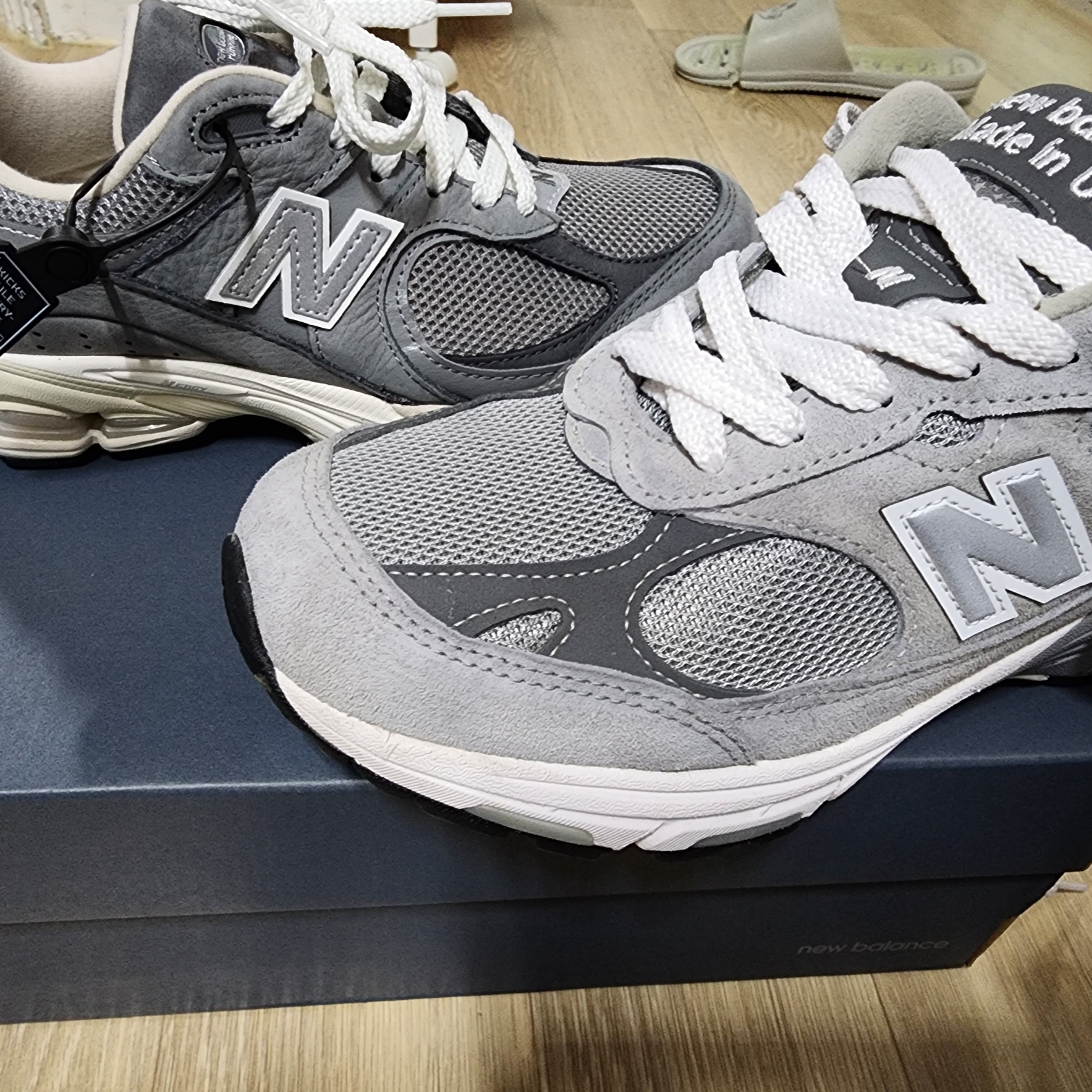 New Balance 2002R Premium Vintage Grey, New Balance 993 Made in USA Grey - 2E Wide 착용 스타일 - 2