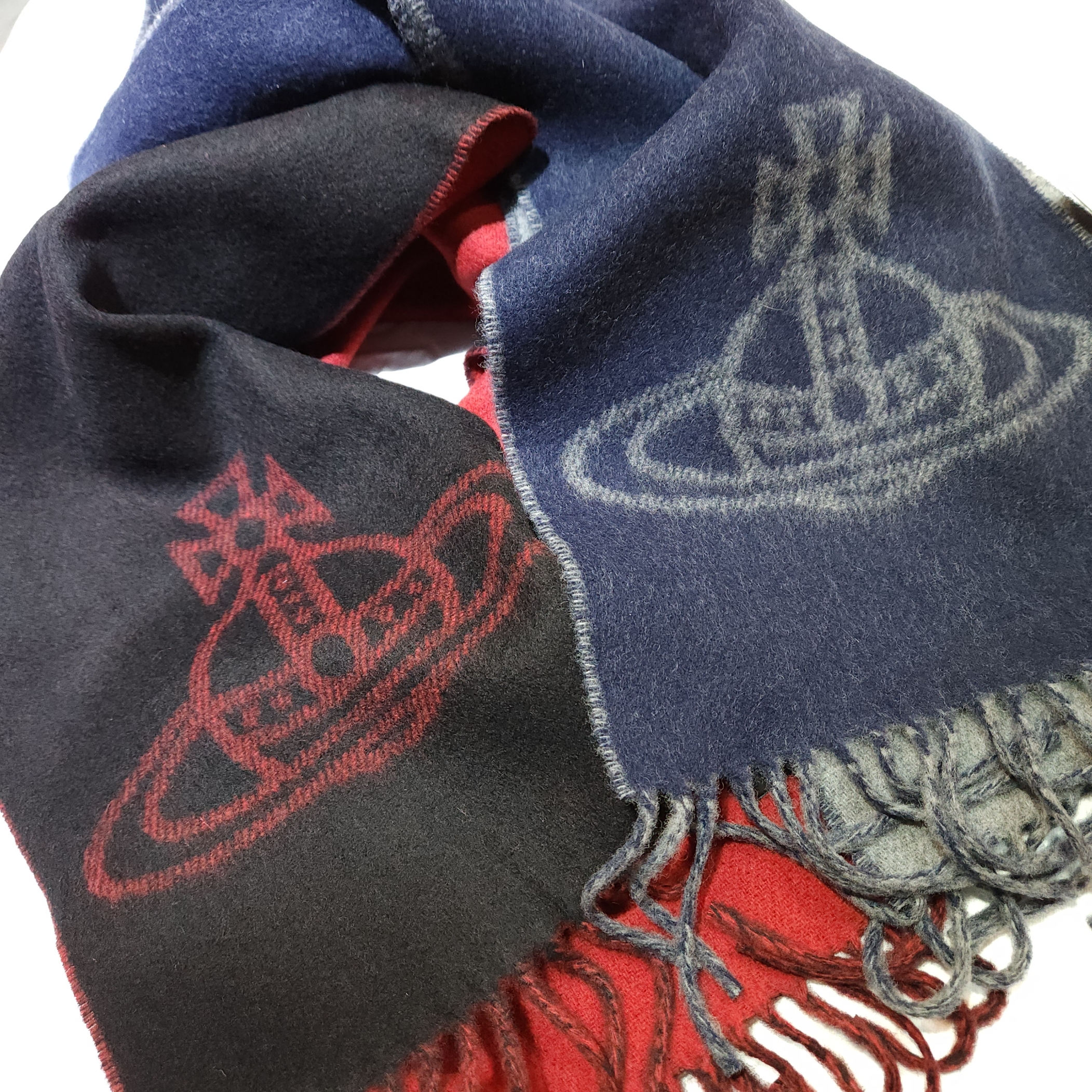 Vivienne Westwood Double Face Single Orb Muffler Navy Blue, Vivienne Westwood Double Face Single Orb Muffler Black 착용 스타일