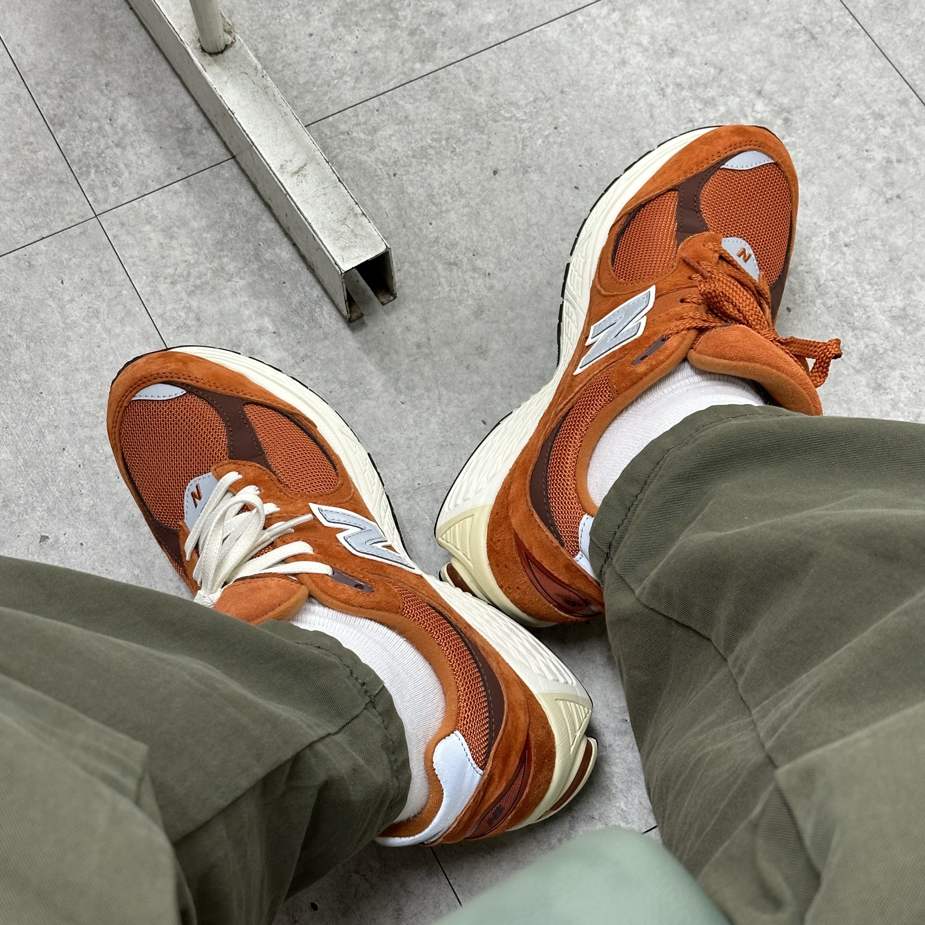 New Balance 2002R Rust Oxide 착용 스타일