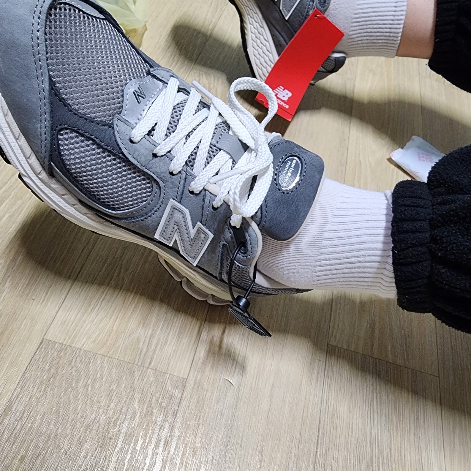 New Balance 2002R Premium Vintage Grey, New Balance 993 Made in USA Grey - 2E Wide 착용 스타일 - 4