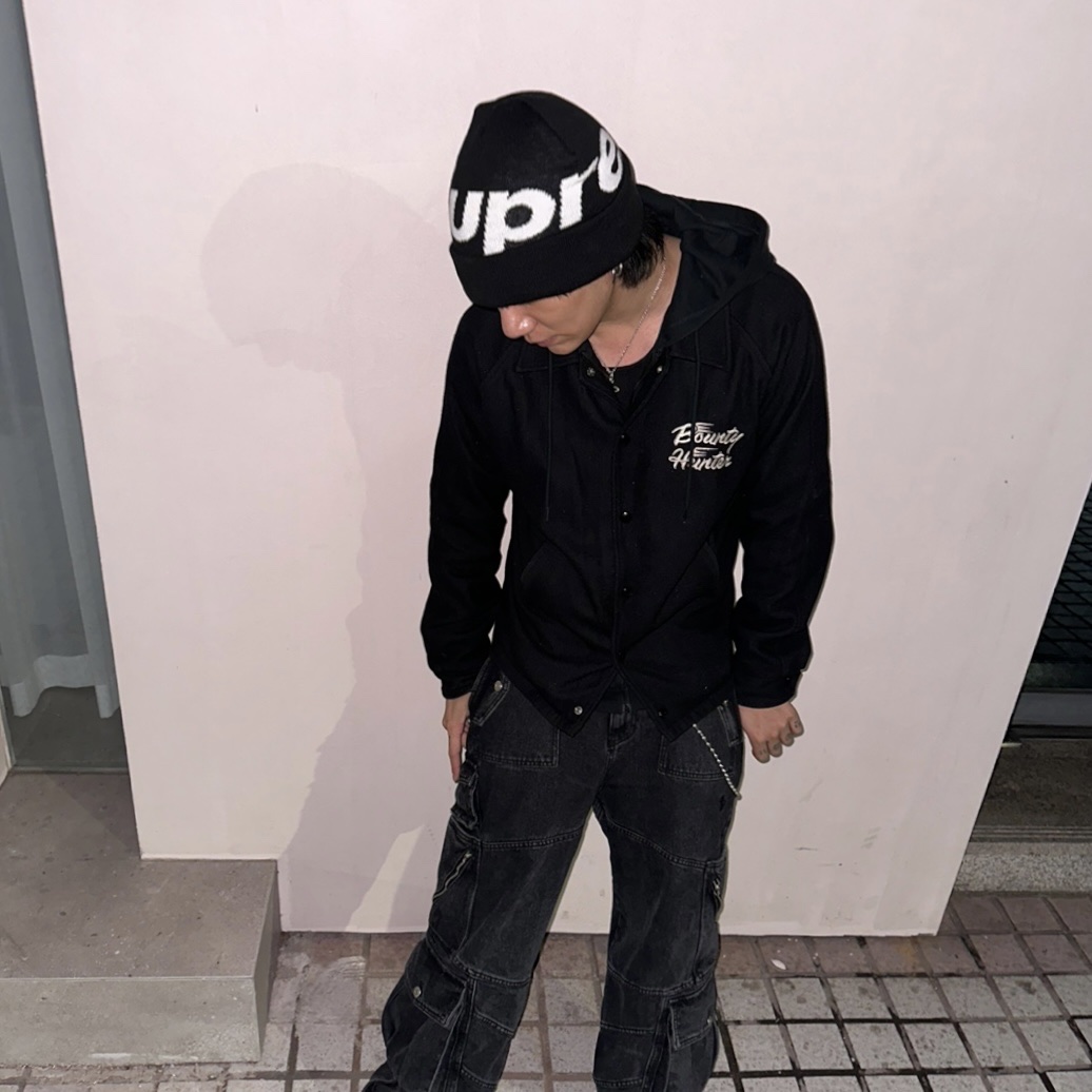 Supreme Big Logo Beanie Black 착용 스타일 - 4