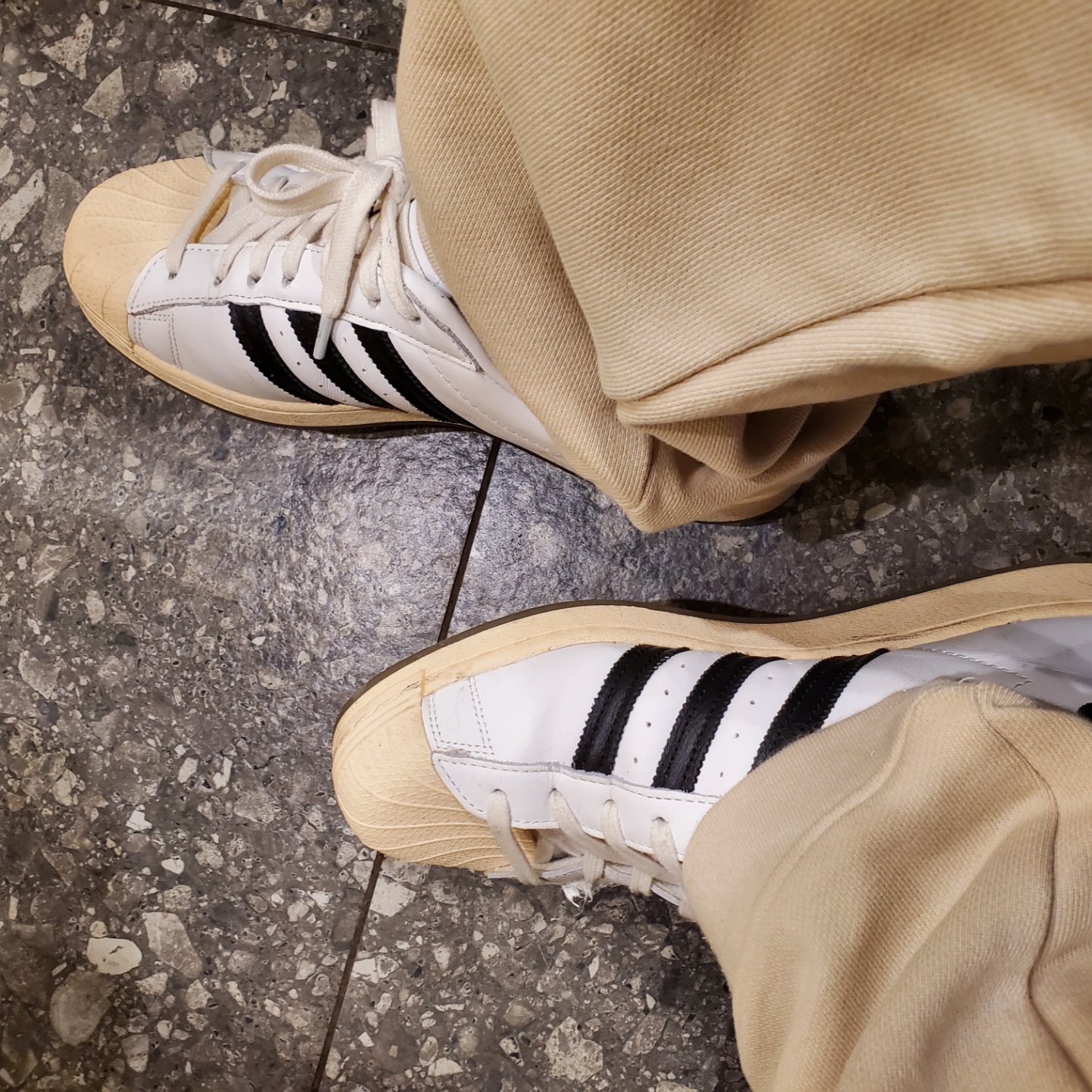 Adidas x Taegeukdang Superstar White Black, Essentials x New Era 59FIFTY Fitted Cap Cream Black 착용 스타일 - 2