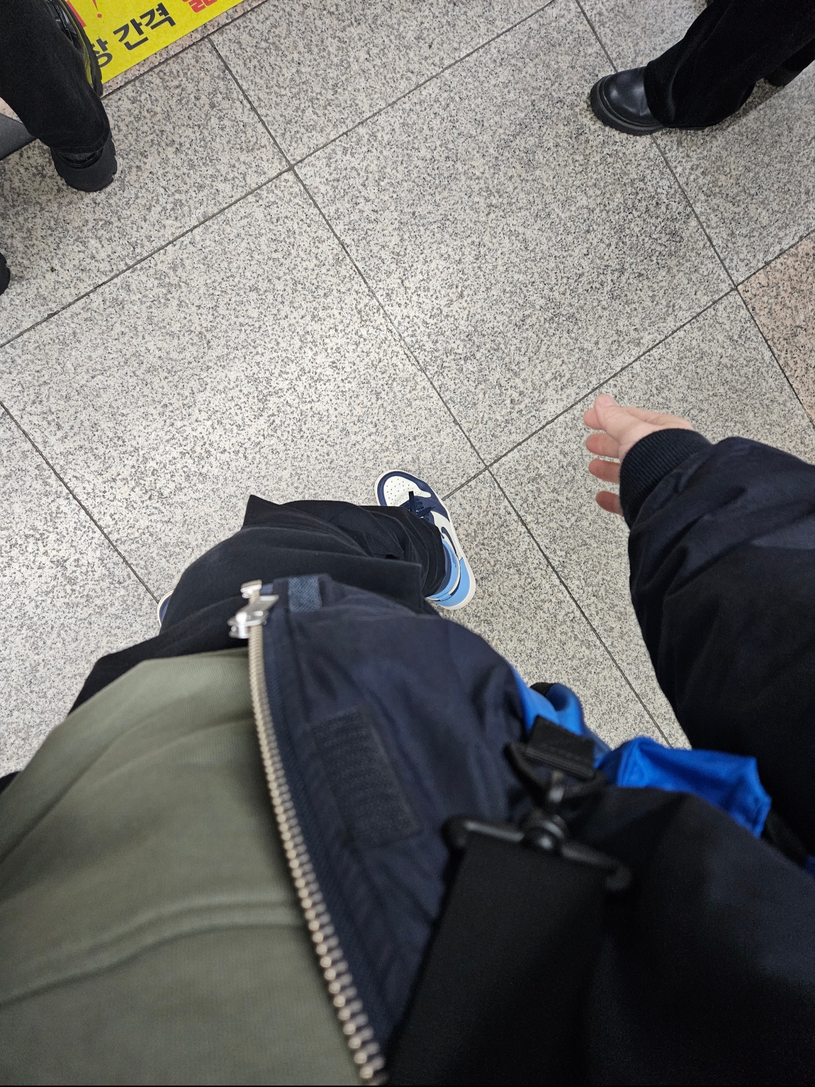 Jordan 1 Retro High Obsidian UNC, Supreme Tote Bag Blue - 23FW 착용 스타일
