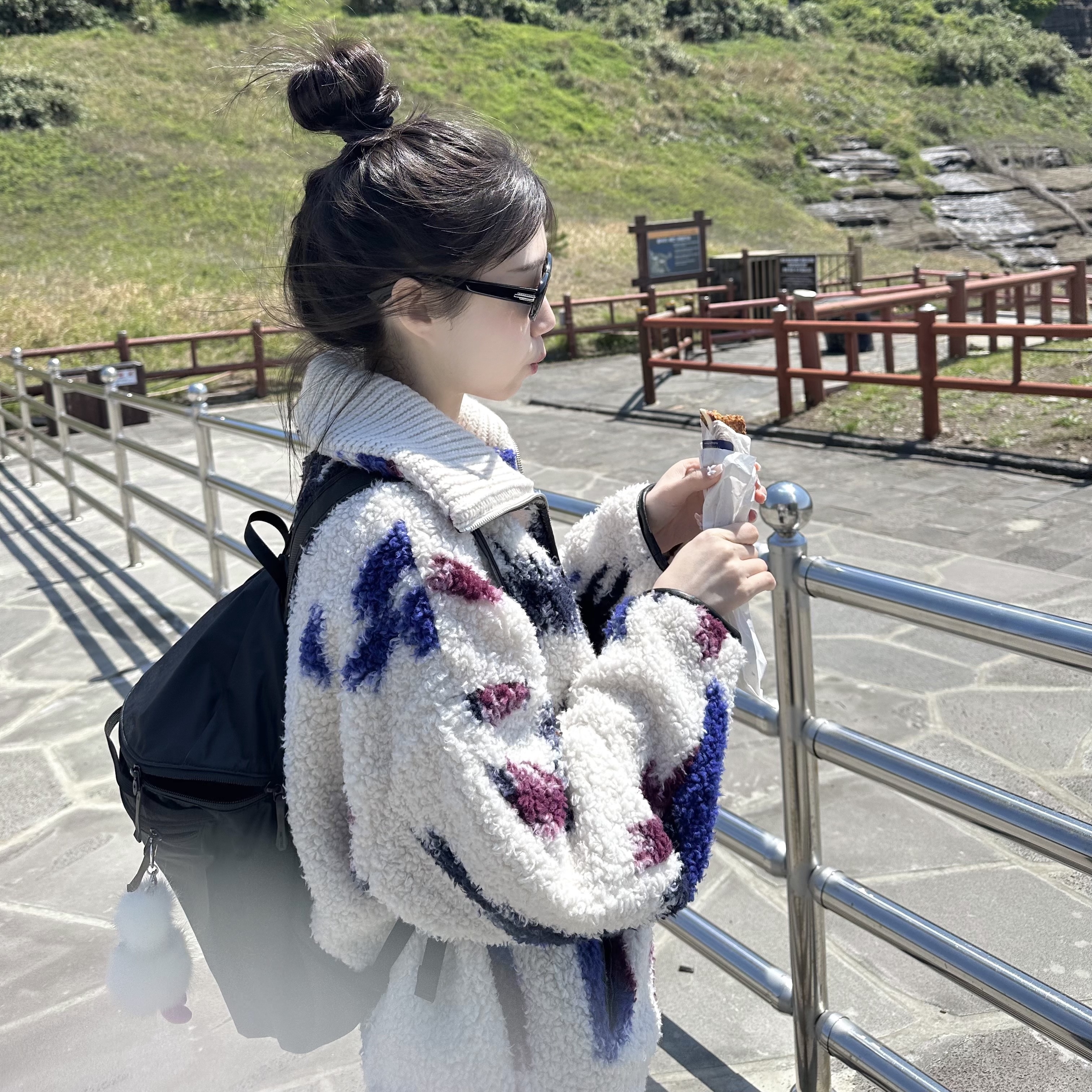 Arc'teryx Heliad 15 Backpack Black, Cosymosy Mini Bird Keyring White 착용 스타일 - 1