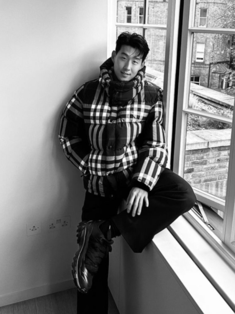 Burberry Check Hooded Puffer Jacket White Dark Charcoal Blue 착용 스타일