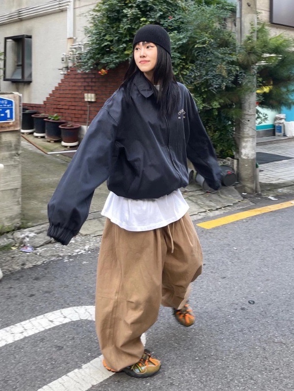 Asics x Andersson Bell Gel-Sonoma 15-50 Olive Oil Dark Brown, Oakley Factory Team x Brain Dead Flesh Sandal Sand Blue 착용 스타일 - 4