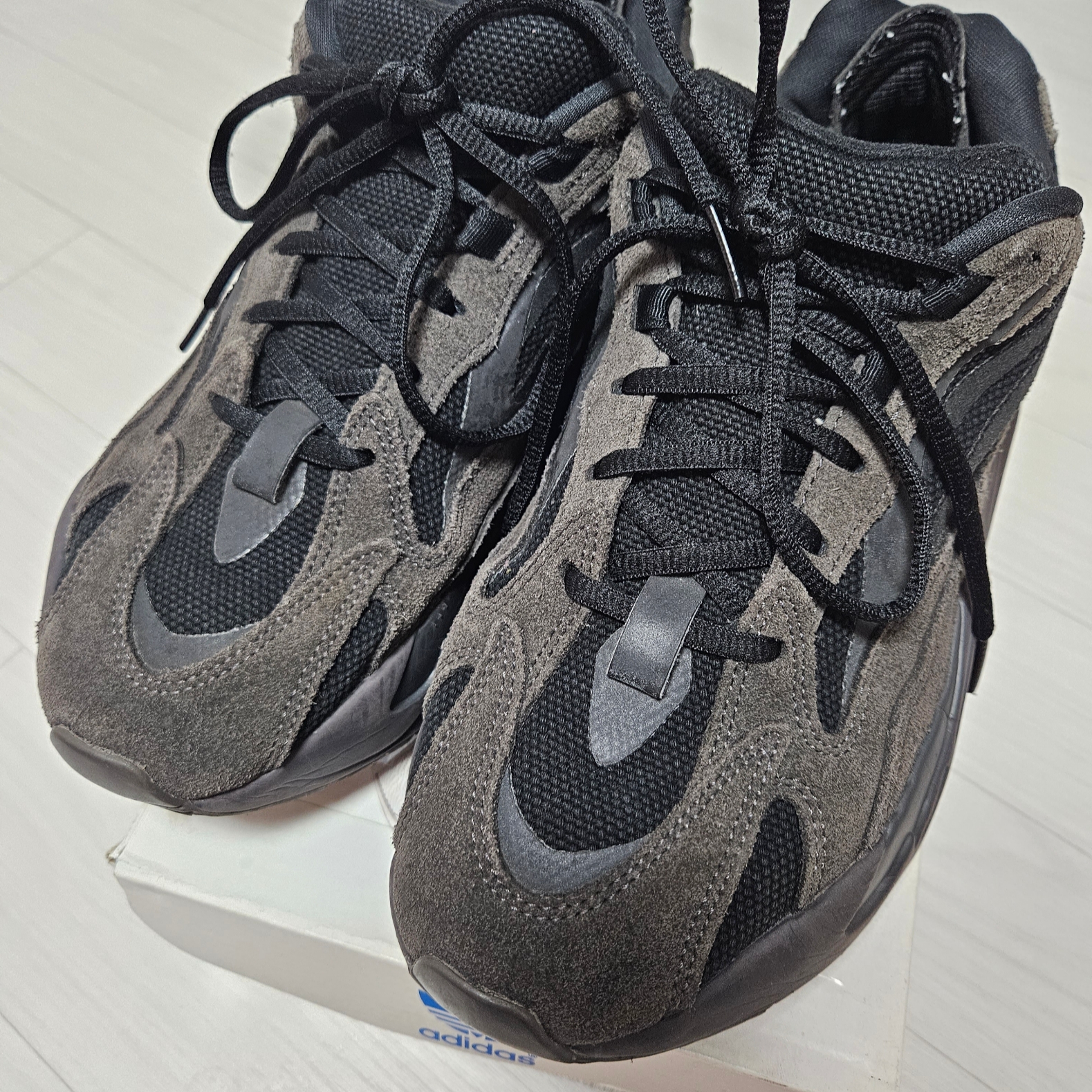 Adidas Yeezy Boost 700 V2 Vanta 2019 착용 스타일
