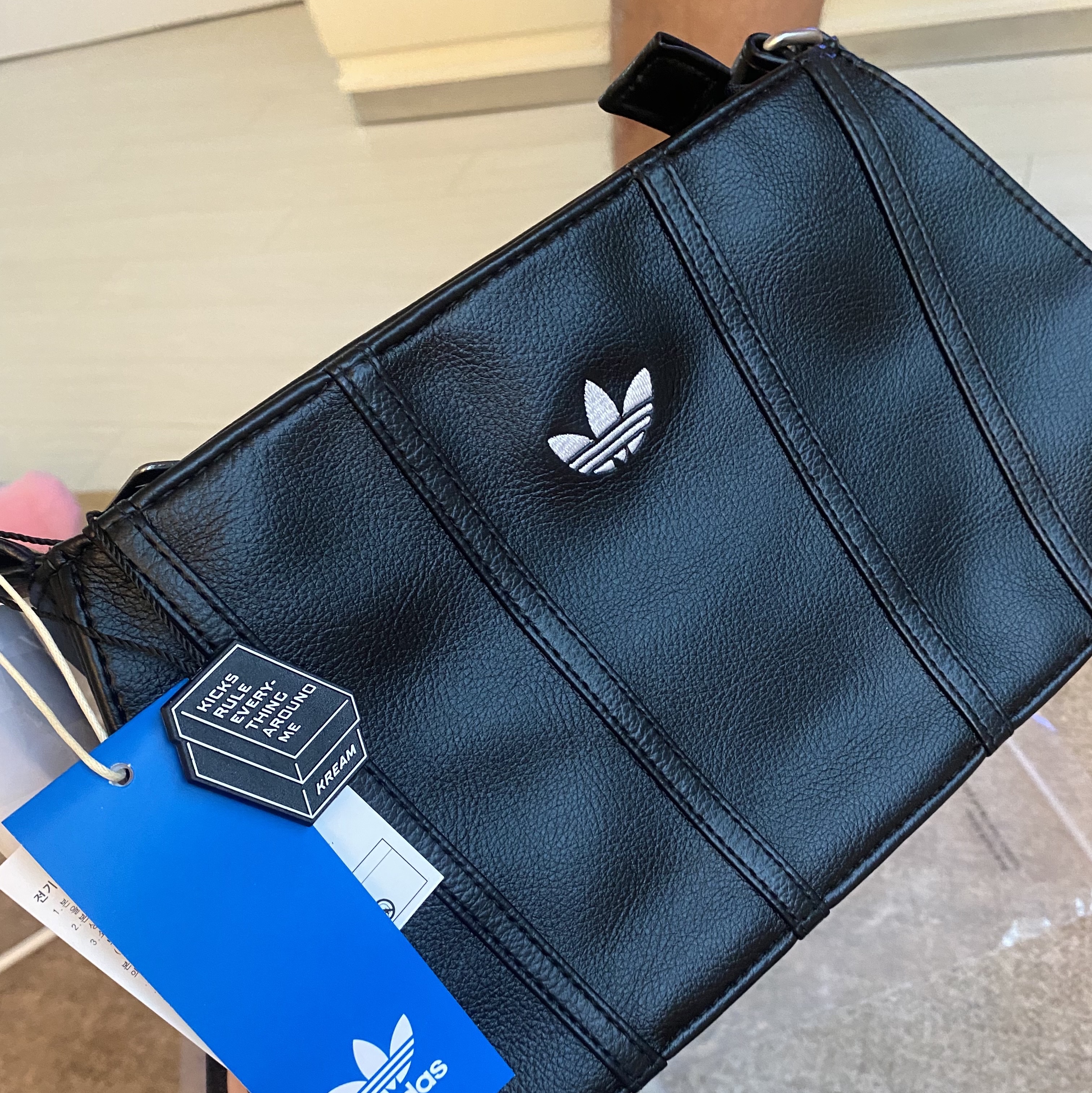 Adidas Mini Airliner Bag Black 착용 스타일 - 5