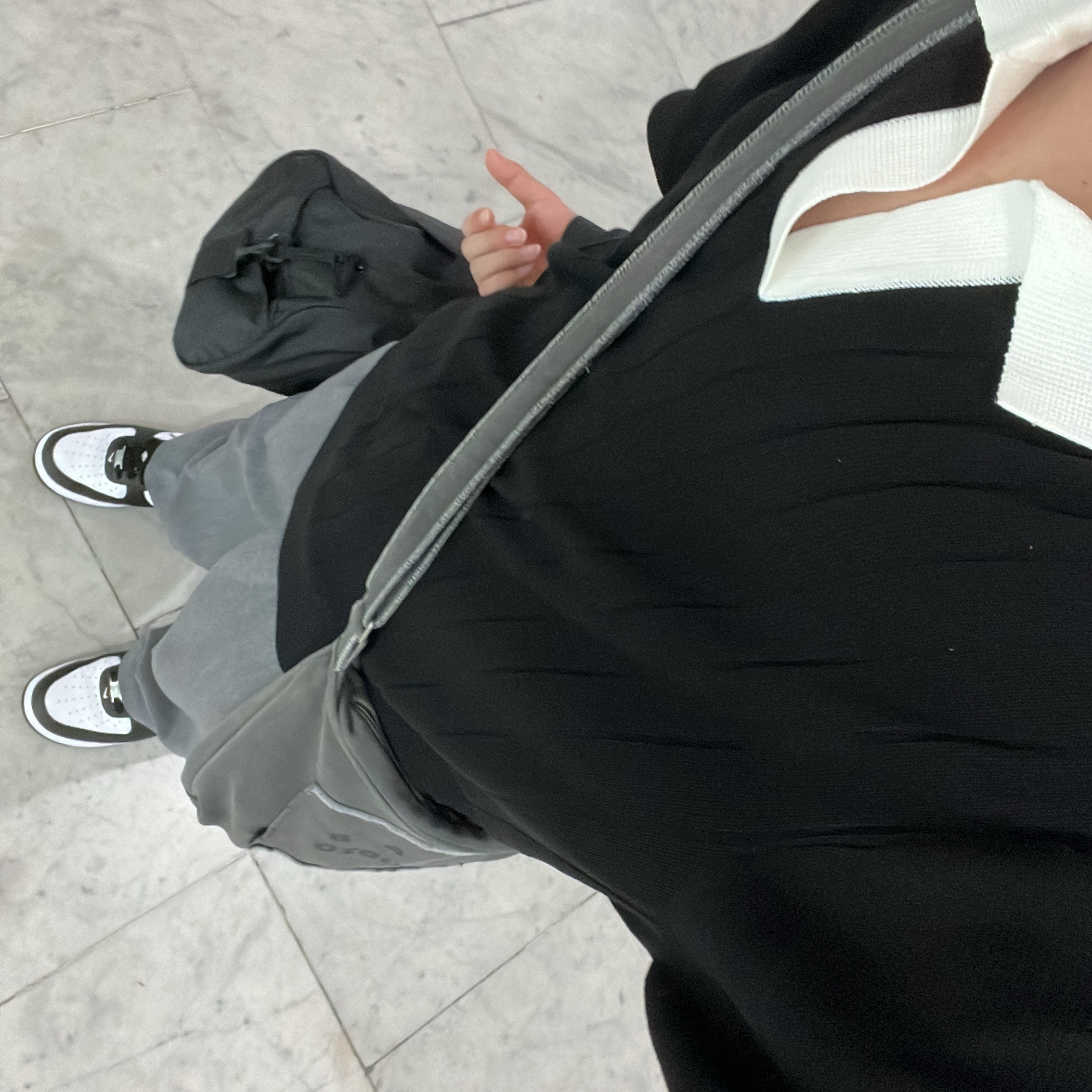 IAB Studio Pigment Bag Black, Nike Air Force 1 '07 Black White 착용 스타일