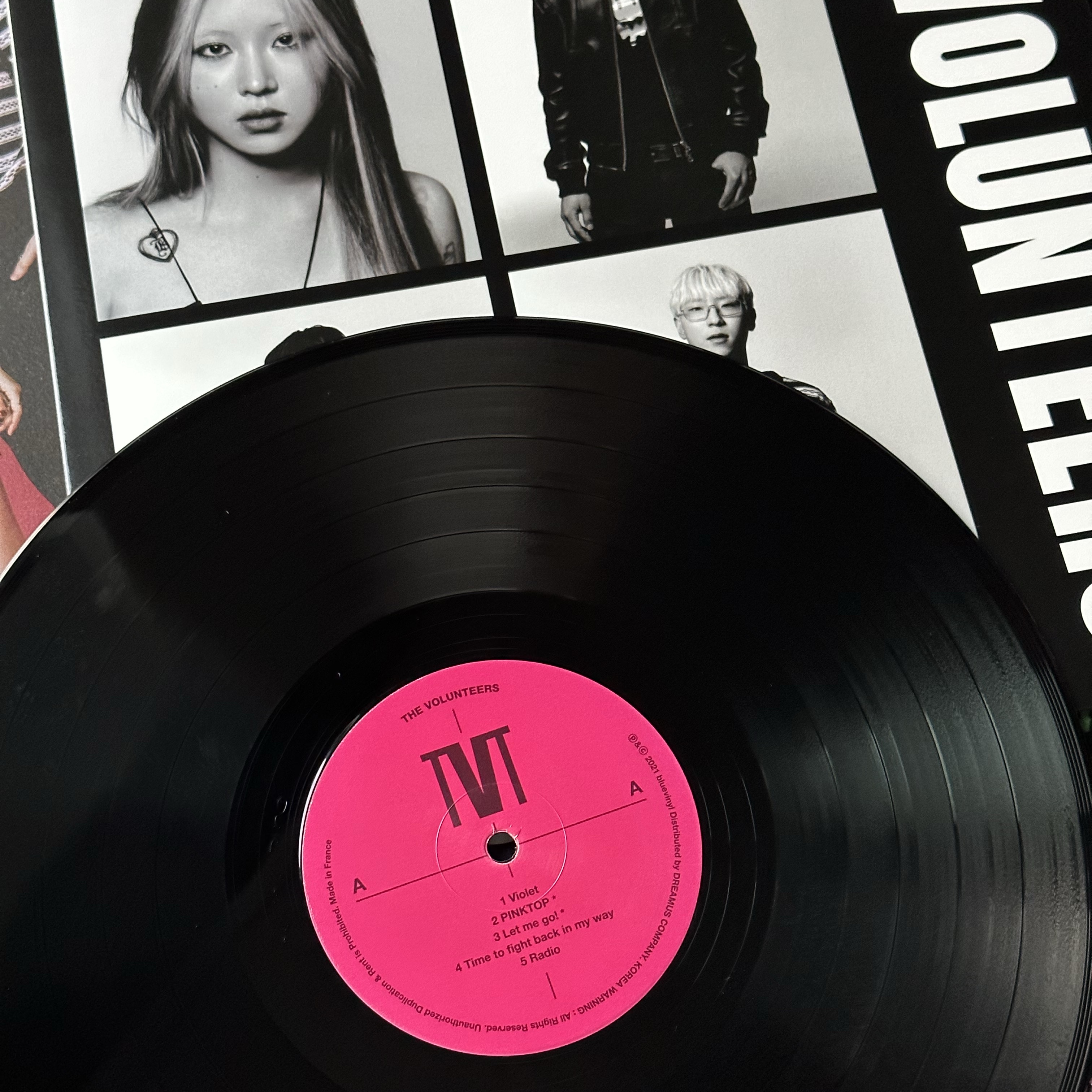 The Volunteers 1st Album LP Black Vinyl 착용 스타일