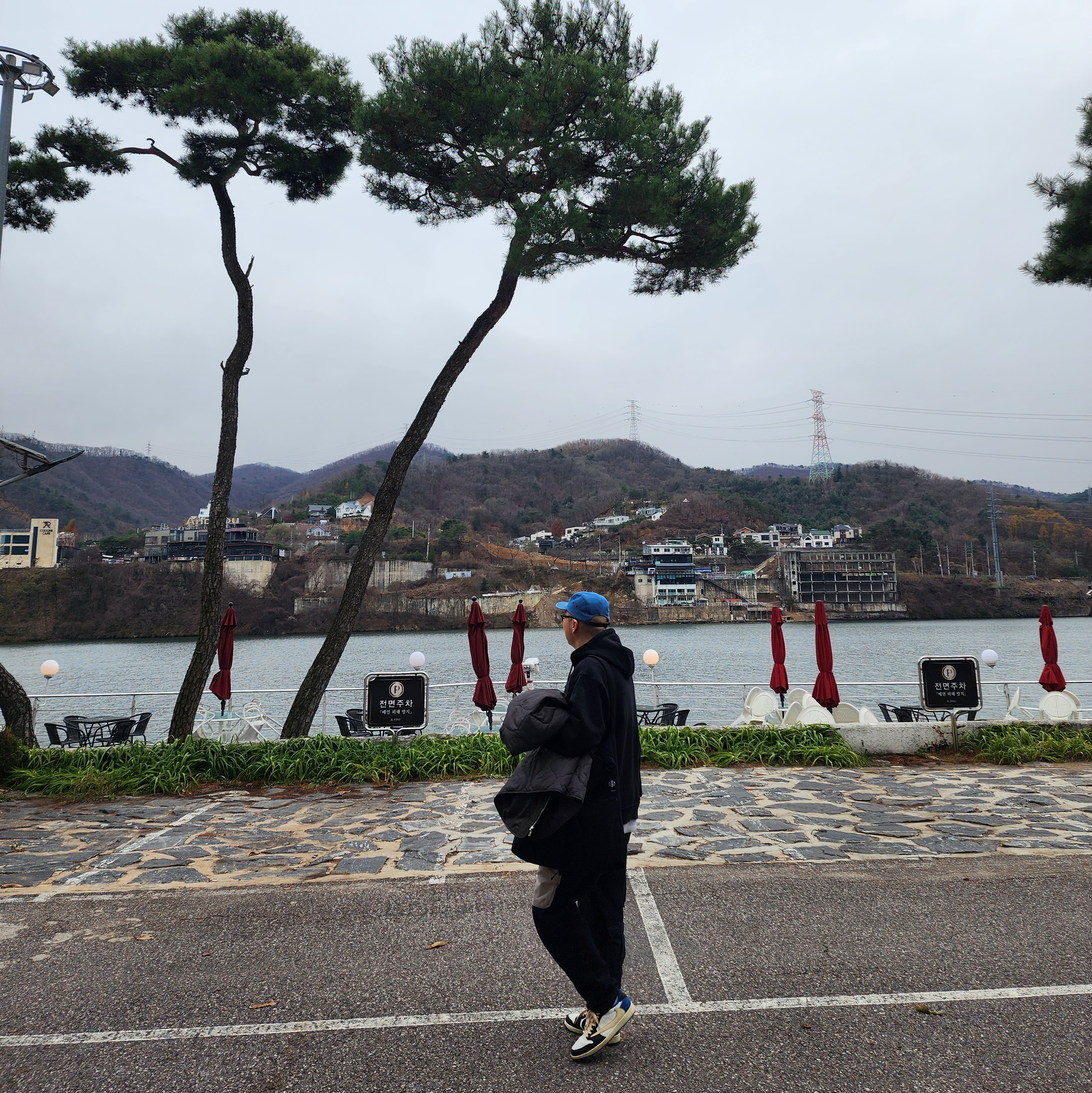 Supreme Washed Chino Twill Camp Cap Denim - 23FW, Jordan 1 x Travis Scott x Fragment Retro Low OG SP Military Blue 착용 스타일