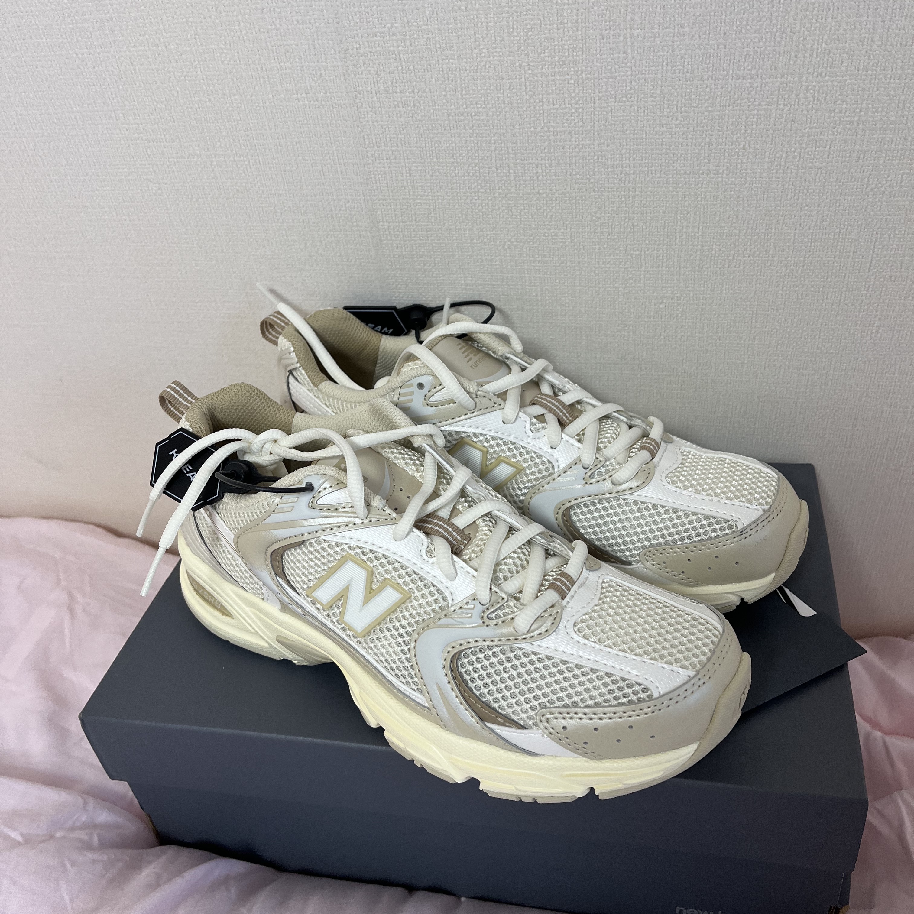 New Balance 530 Beige Angora 착용 스타일 - 1