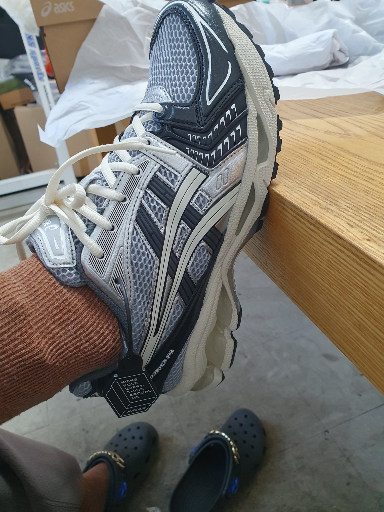 Asics Gel-Kayano 14 Black Glacier Grey 착용 스타일