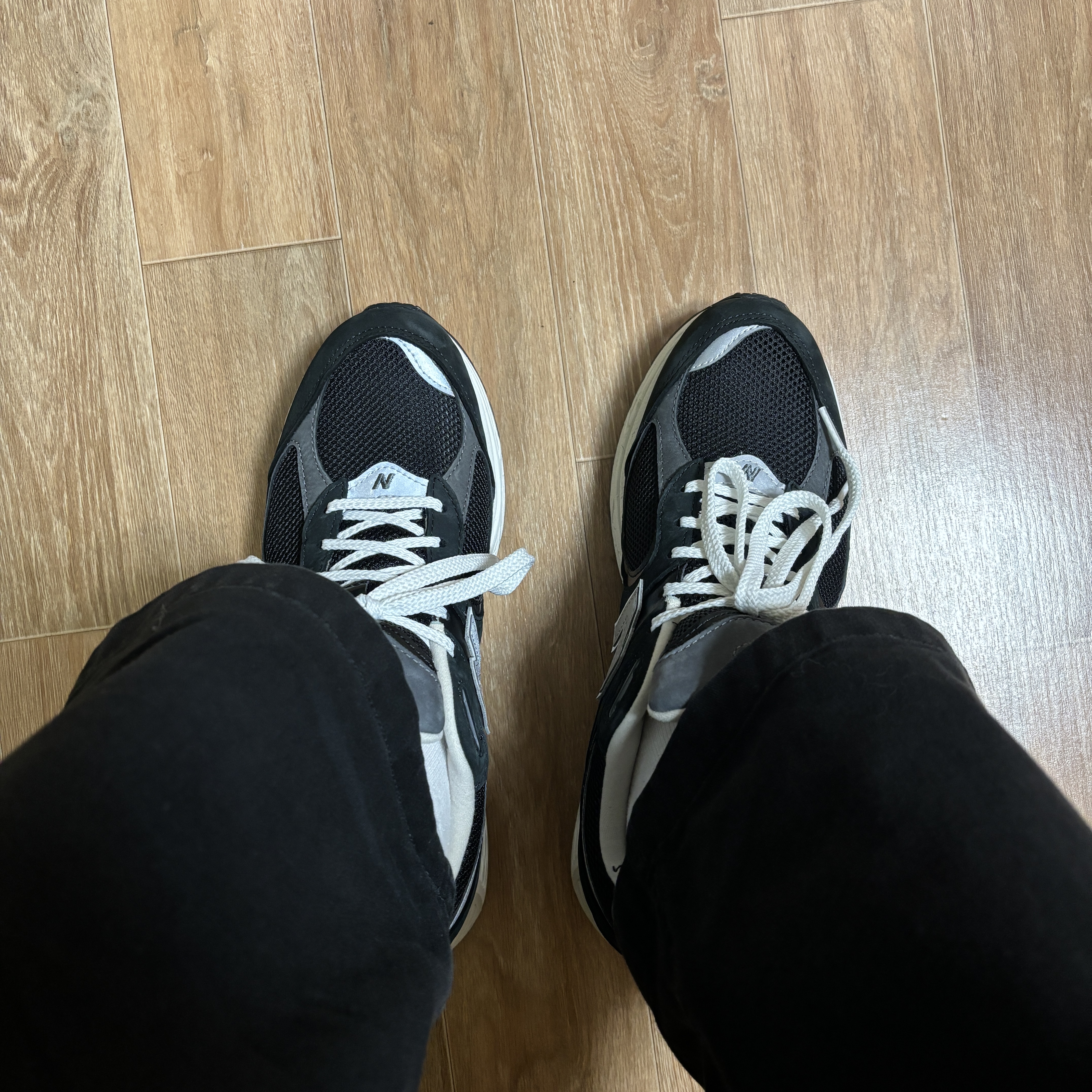 New Balance 2002R Premium Vintage Black 착용 스타일