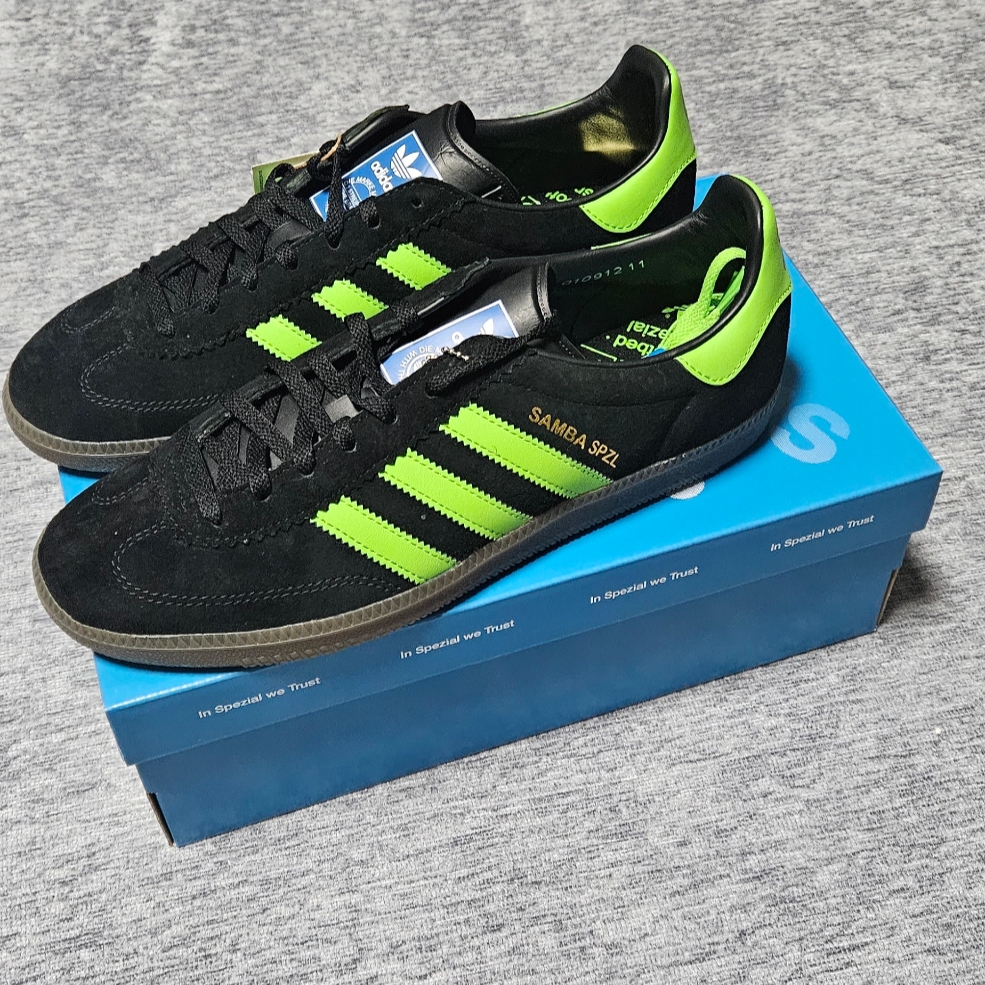 Adidas Samba Deco Spezial Core Black Lucid Lime 착용 스타일 - 3