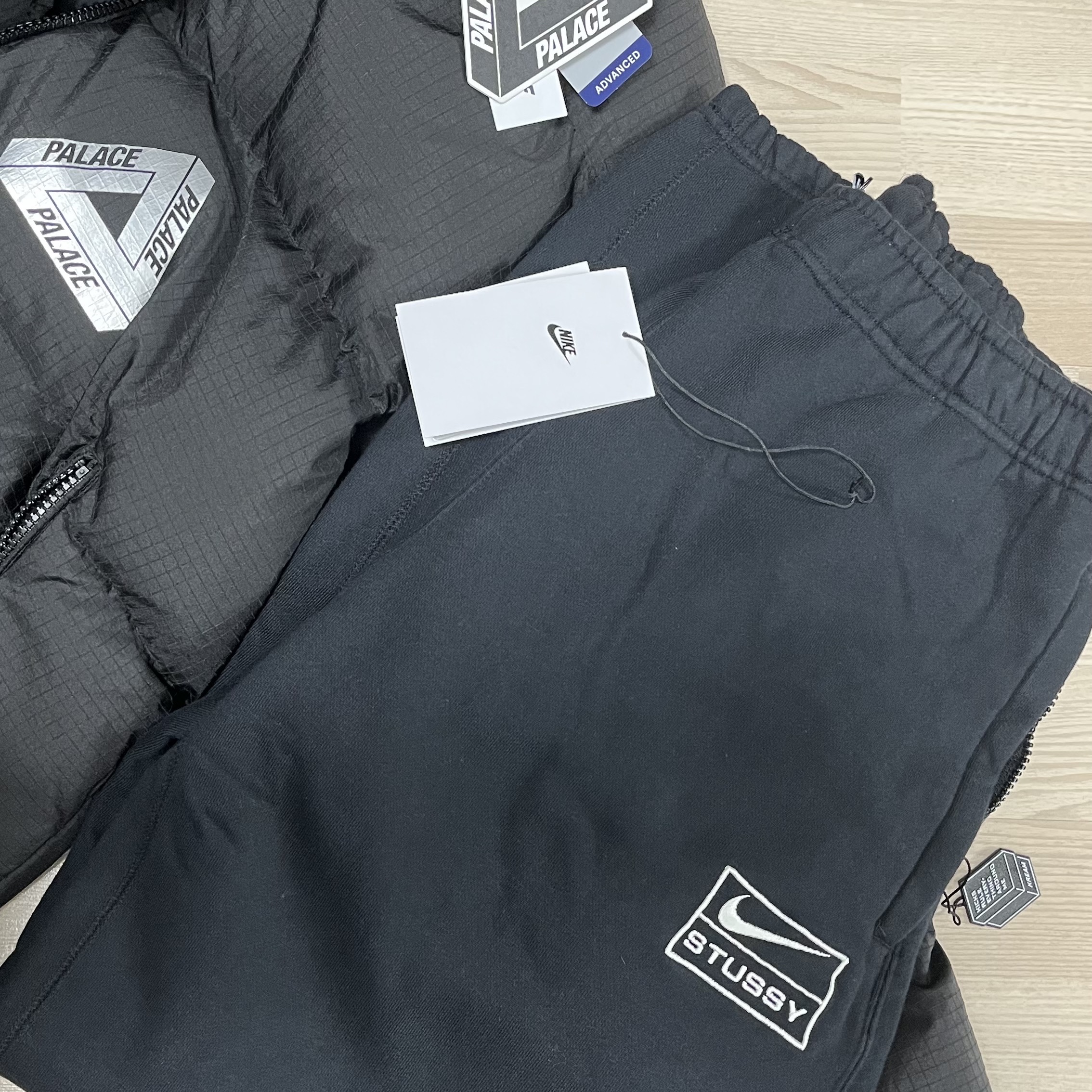 Palace Ripstop Puffa Black - 23FW, Nike x Stussy NRG Washed Fleece Pants Black (DO5296-010) 착용 스타일 - 2