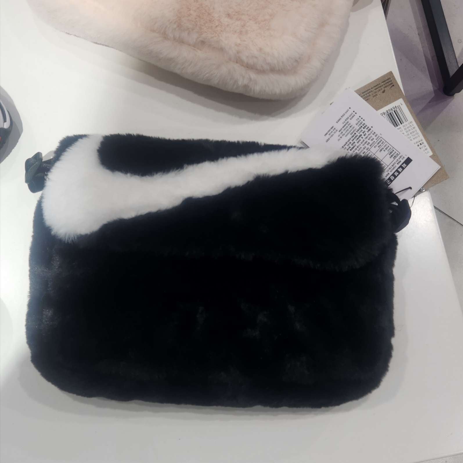Nike NSW Futura 365 Faux Fur Crossbody Bag 1L Black 착용 스타일