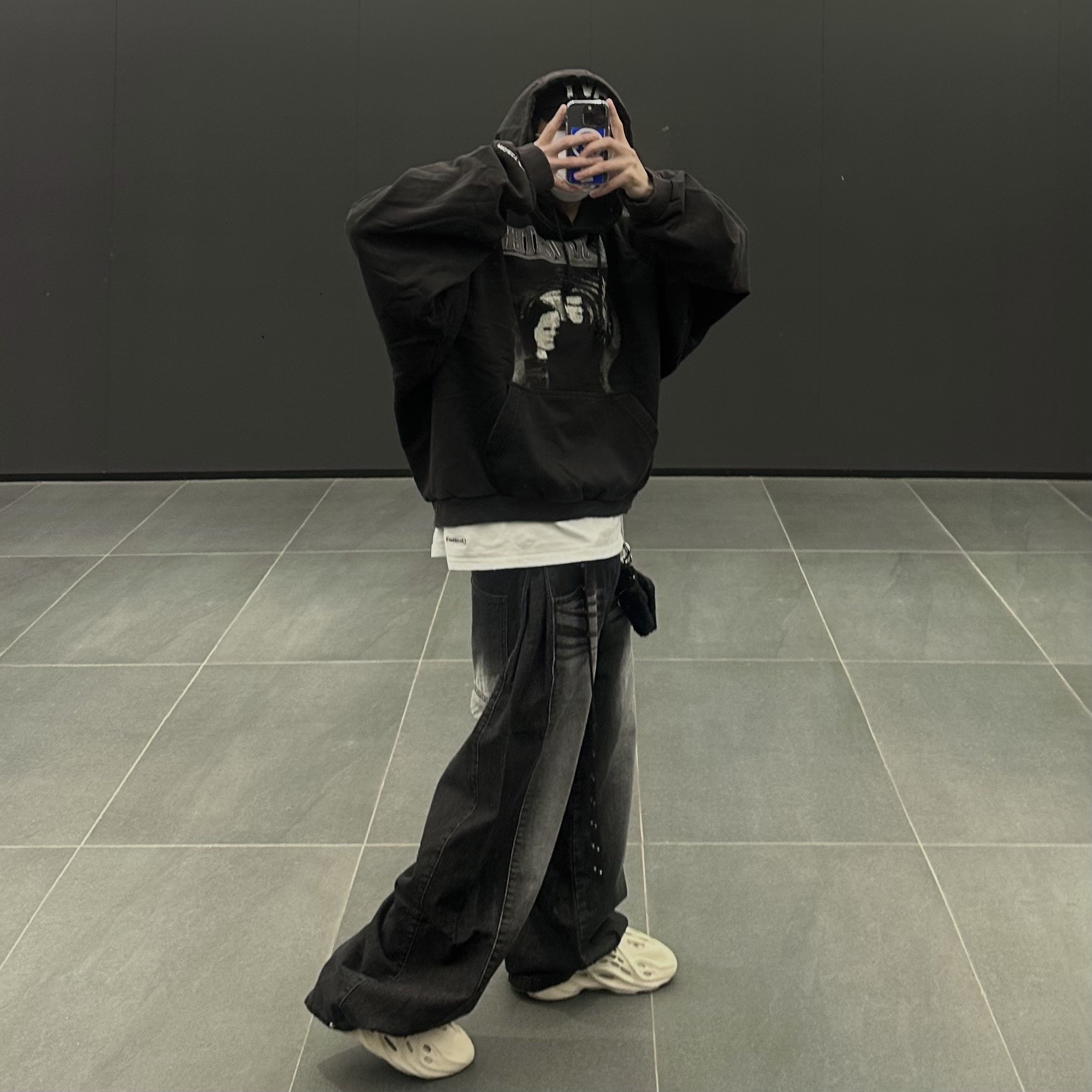 Adidas Yeezy Foam RNNR Sand, Project G/R Mind Slaughter Vintage Washeed Hoodie Black 착용 스타일